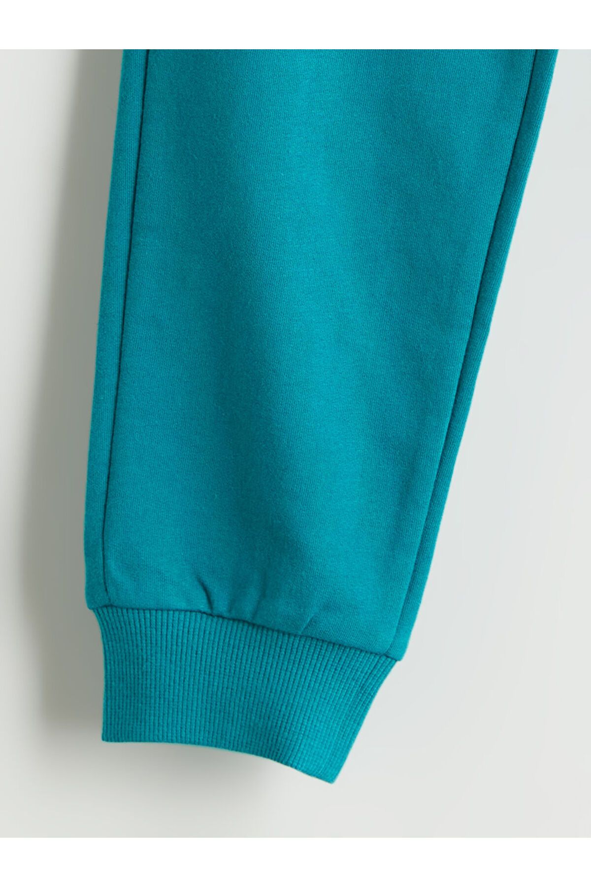 LC Waikiki-Sparkling Selections from Shining Store |   Printed Boys' Sweatshirt and Sweatpants Set of 2 6