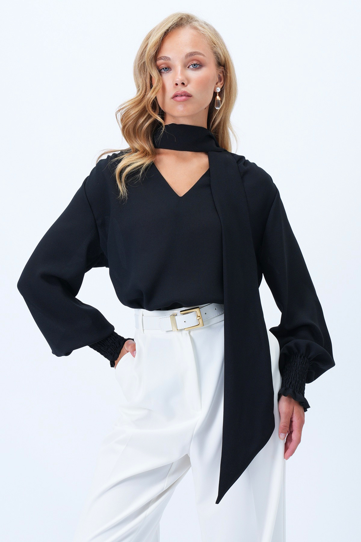 Trend Alaçatı Stili  Kadın Siyah V Yaka Boyundan Bağlama Detaylı Gipeli Moss Krep Bluz Alc-X14367 - Görsel 4