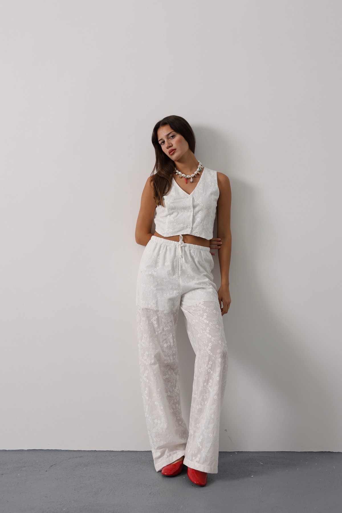 Trendyolmilla  Beyaz Bağcıklı Brode Straight/Düz Kesim Pantolon TWOSS25PL00044