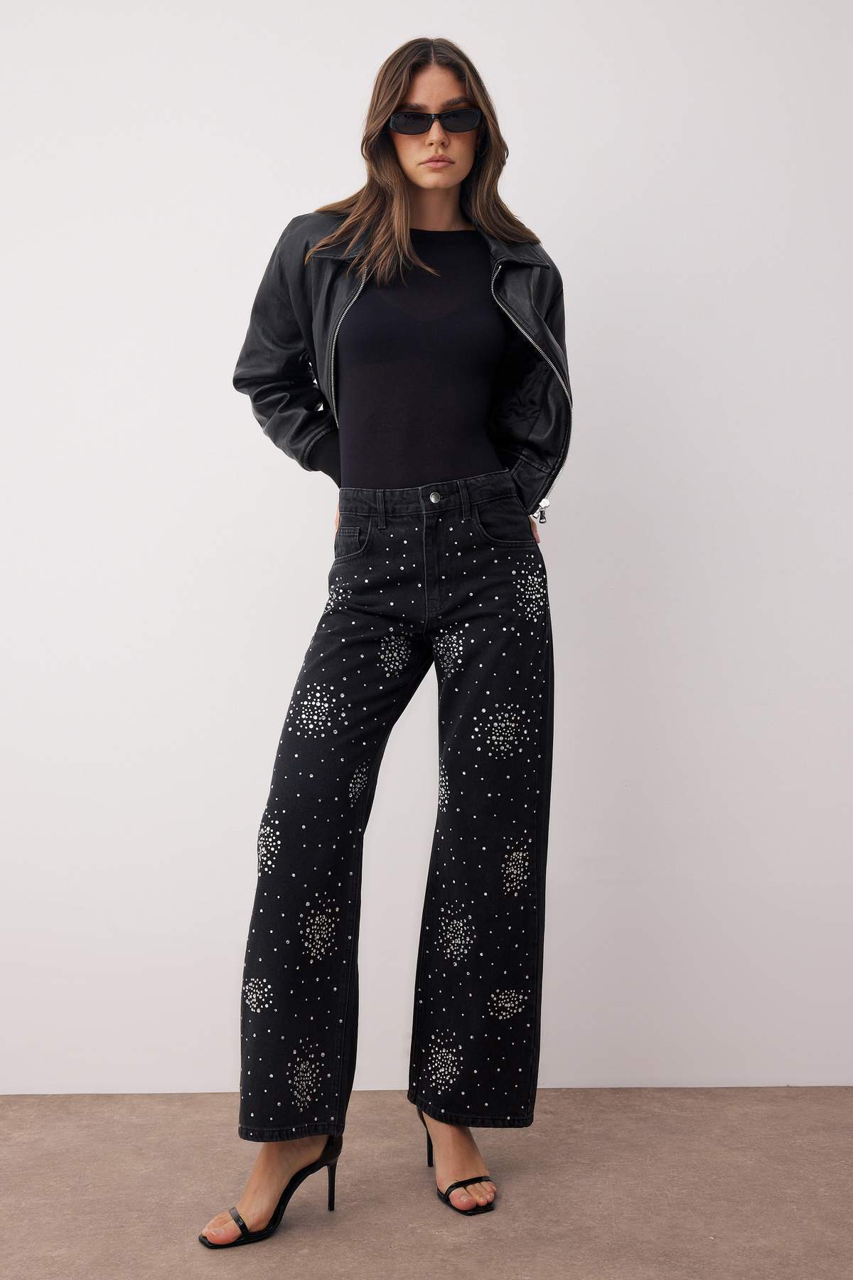 Trendyolmilla  Siyah Yüksek Bel Taş Detaylı Geniş Paça Wide Leg Jeans TWOAW26JE00116 - Görsel 2