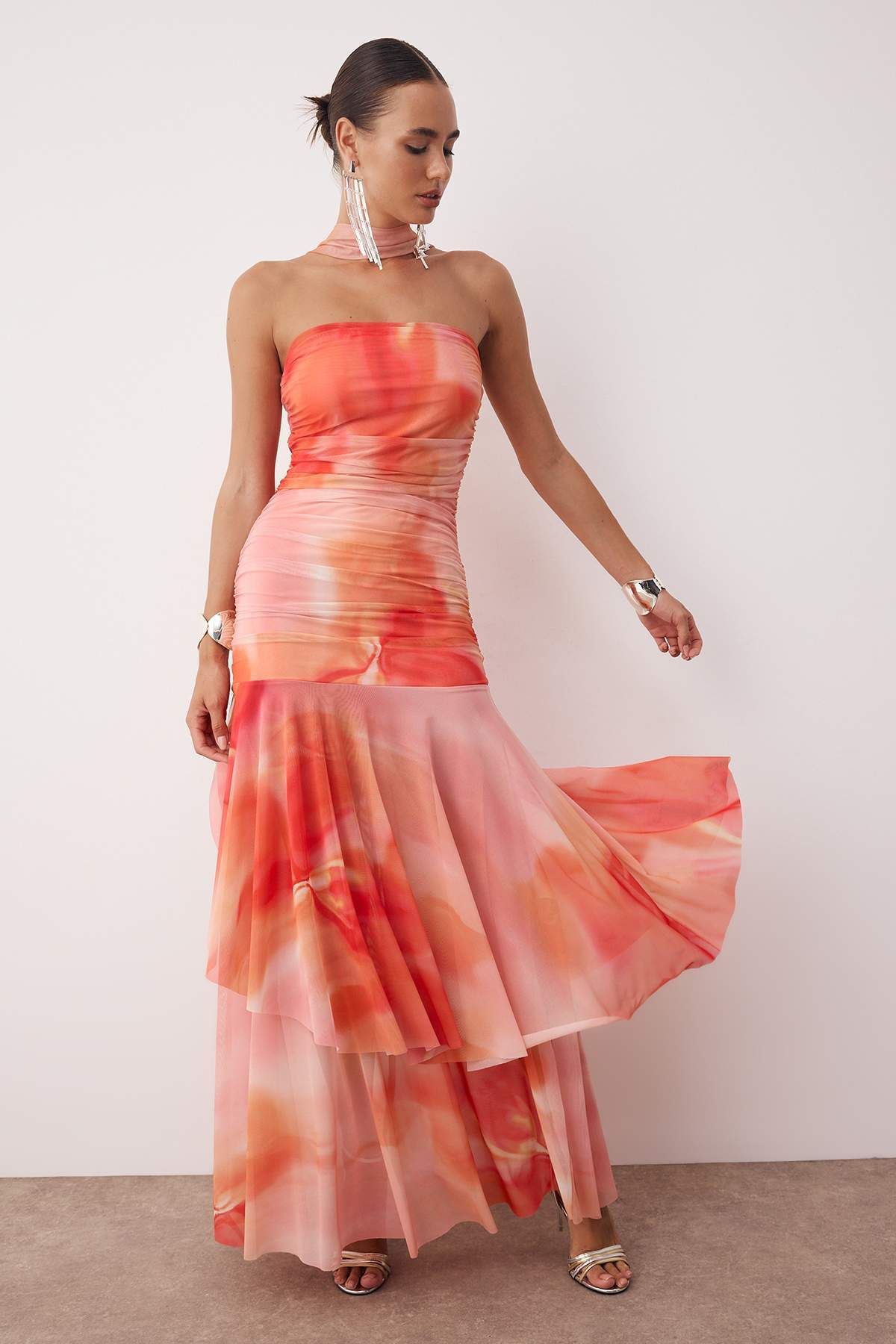 Trendyol Collection Růžovo-vícebarevné šátkové detailní podšité večerní šaty TPRSS25AE00193