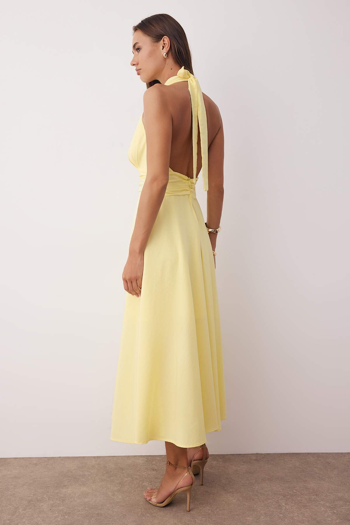 Trendyolmilla  Açık Sarı Dekolteli Boyundan Bağlamalı Poplin Astarlı Dokuma Elbise TWOSS25EL00890 - Görsel 4