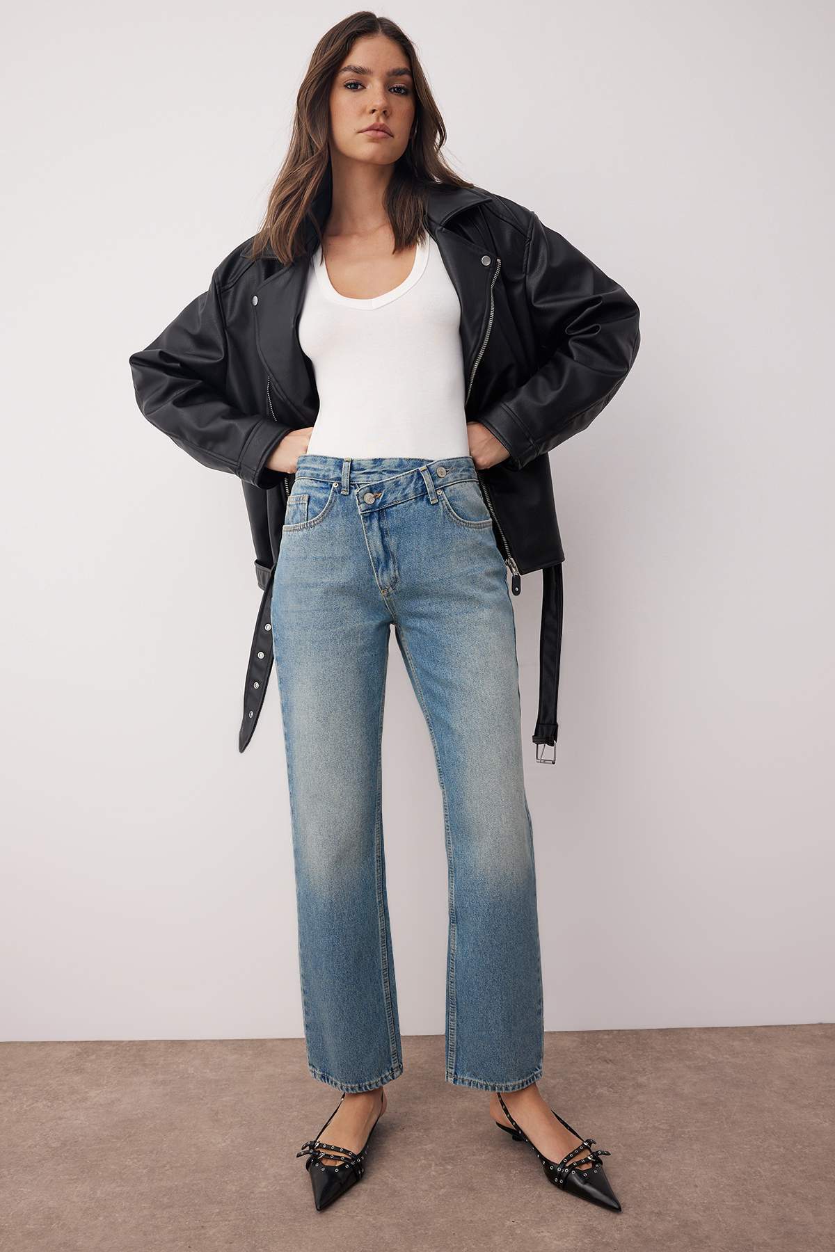 Trendyol Collection Blaue Jeans mit hoher Taille, asymmetrischem Bund und detailliertem Bund, gerader/gerader Schnitt/Röhrenbein TWOAW26JE00132