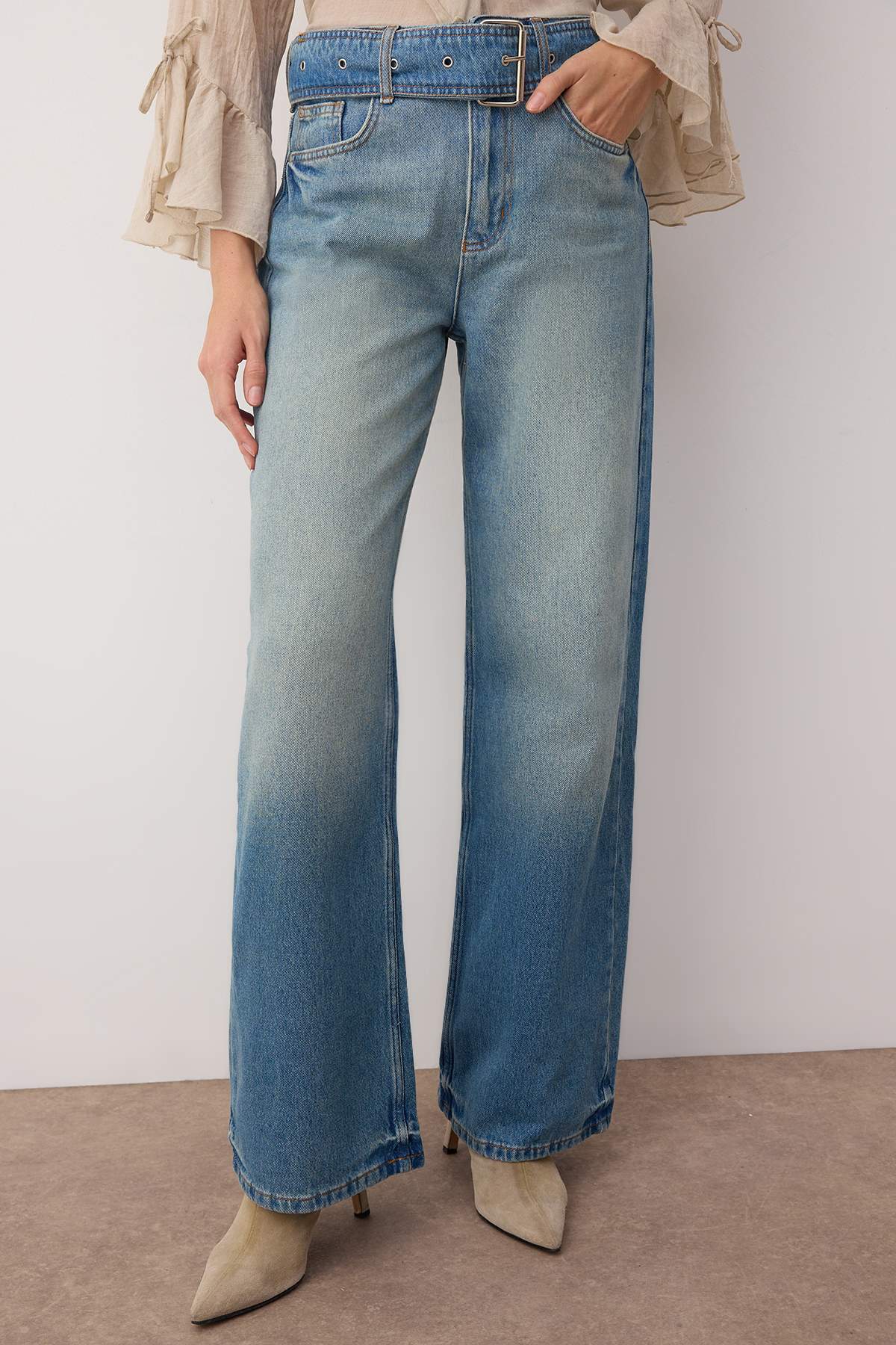 Trendyolmilla  Mavi Yüksek Bel Kemerli Geniş Paça Wide Leg Jeans TWOAW26JE00034 - Görsel 3