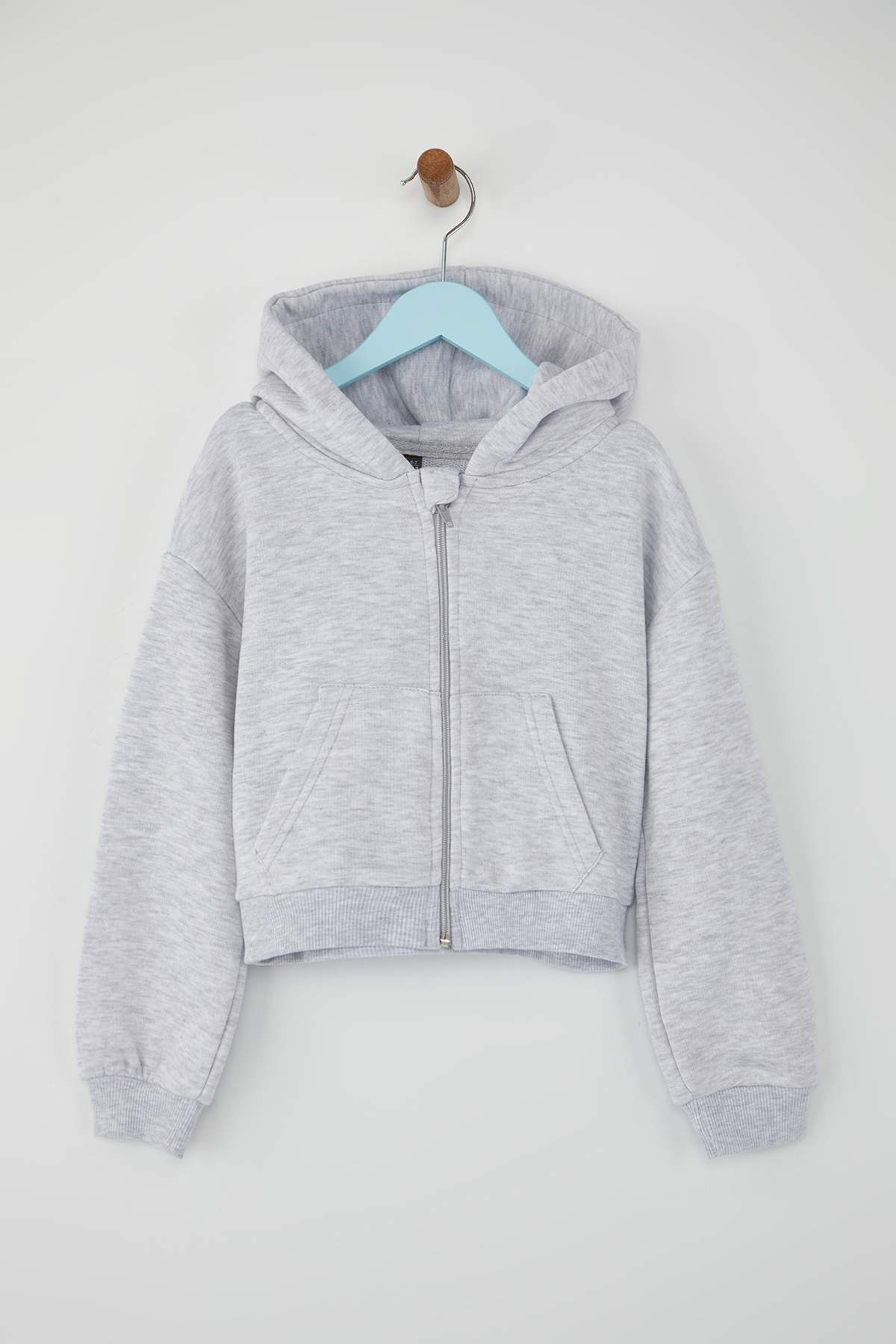 Trendyolmilla  Gri Melanj Pamuklu Crop Fit Düz/Basic Kapüşonlu Overize Örme Kız Çocuk Hırka TKDAW26HI00001 - Görsel 3