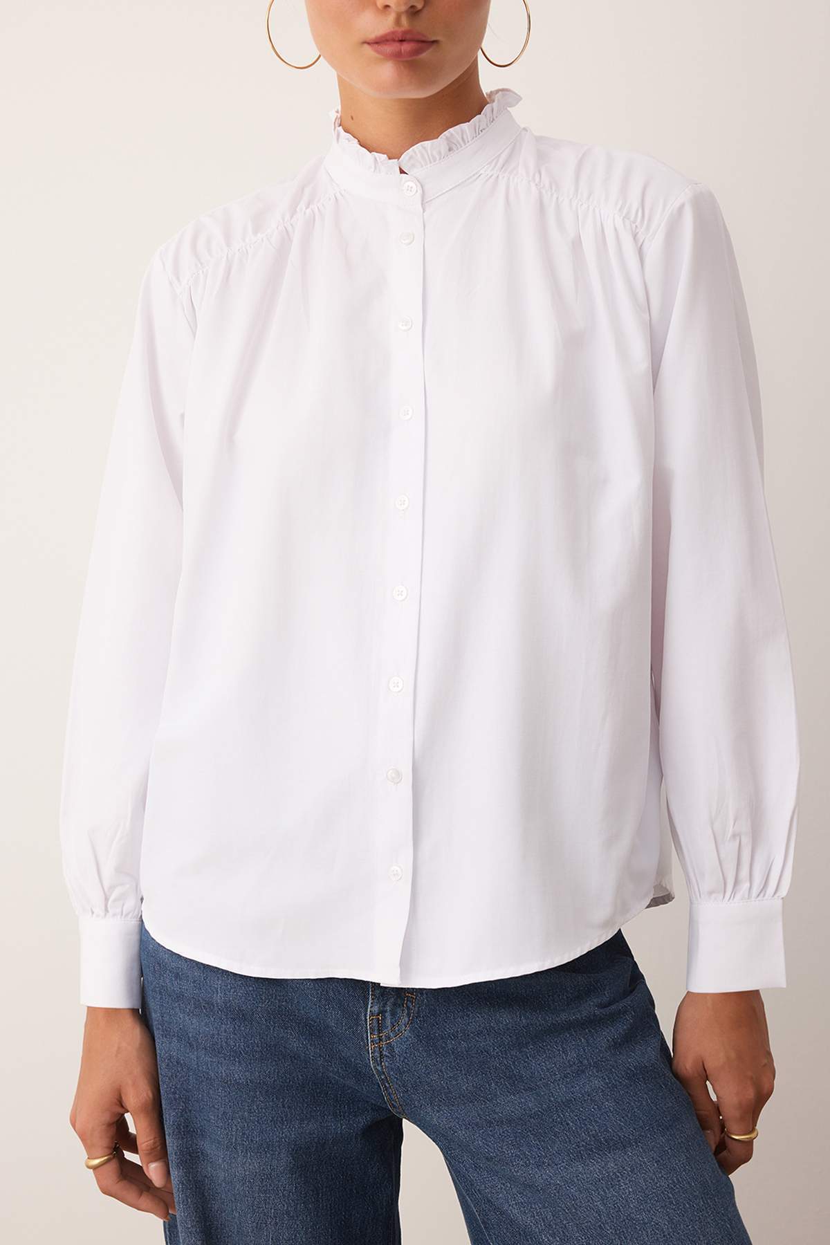 Trendyol Collection Bílá košile s ležérním střihem se stahovací šňůrkou TWOAW26GO00036