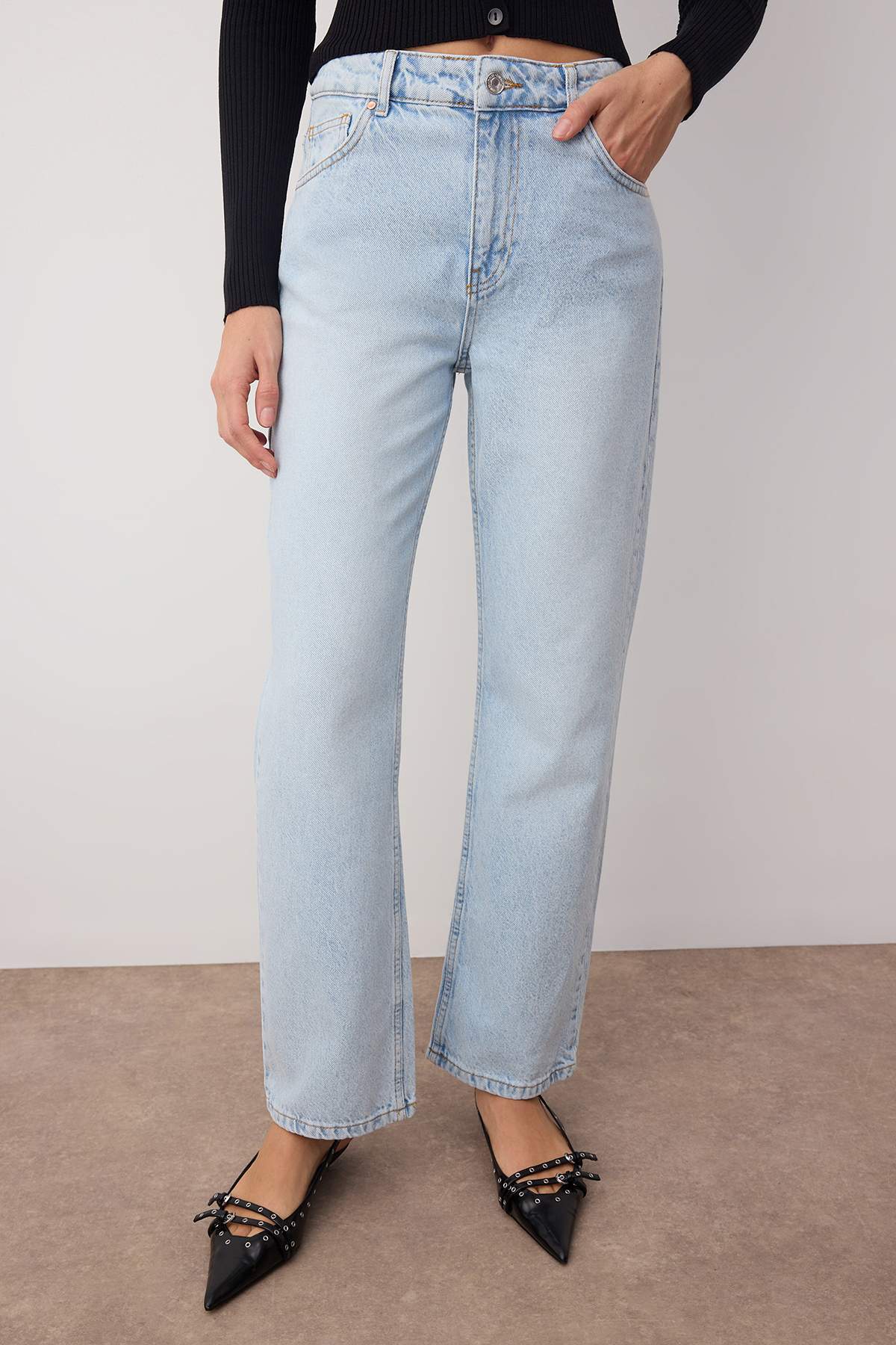 Trendyolmilla  Açık Mavi Yüksek Bel Boru Paça Straight Düz Kesim Jeans TWOAW26JE00060 - Görsel 3