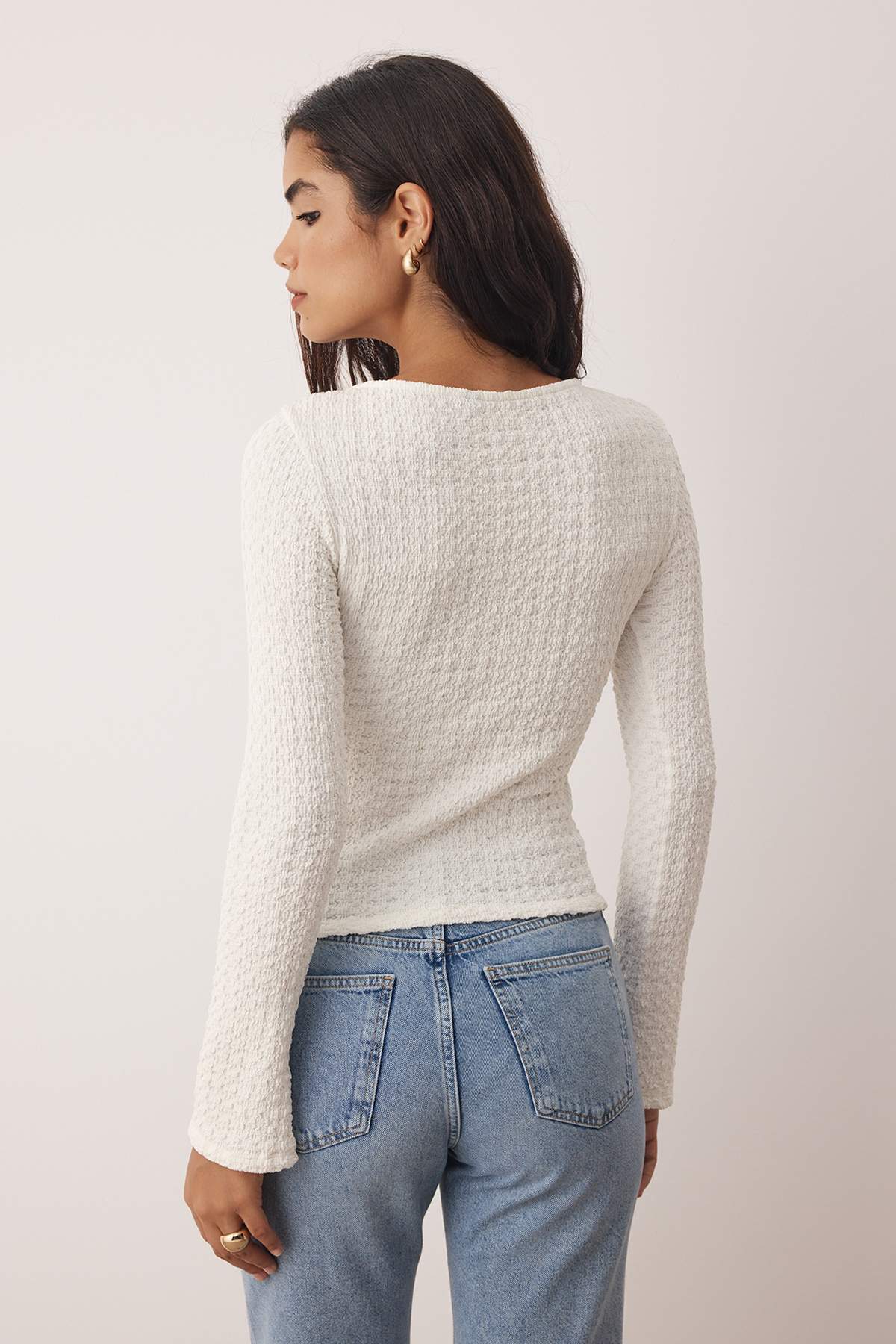 Trendyolmilla  Ekru Fitted/Vücuda Oturan Aksesuar Detaylı Dokulu Uzun Kollu Esnek Örme Bluz TWOAW26BZ00134 - Görsel 4