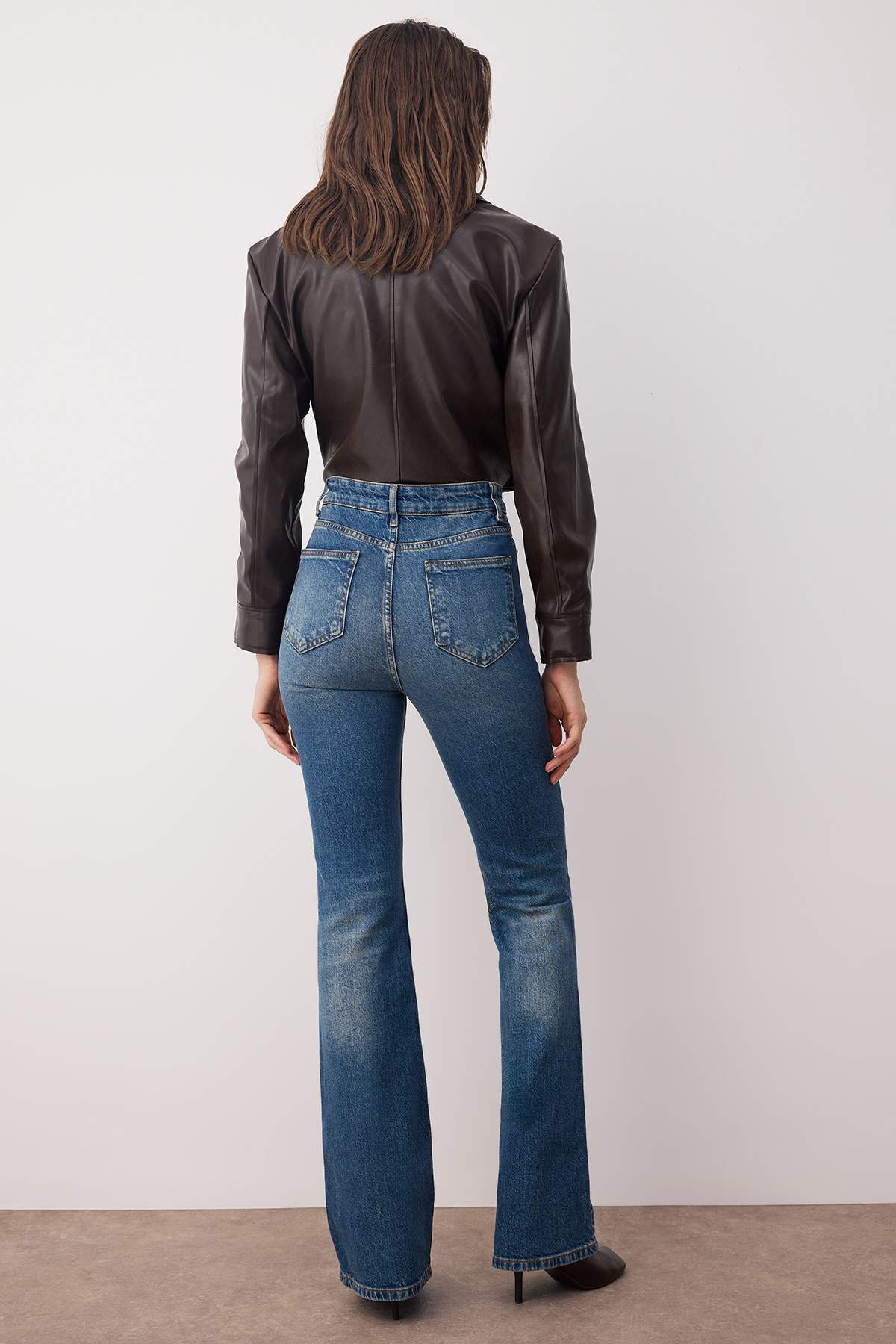Trendyol Collection Blau verblasste Vintage-Jeans mit hoher Taille und bequemem, dehnbarem Schnitt TWOAW25JE00169