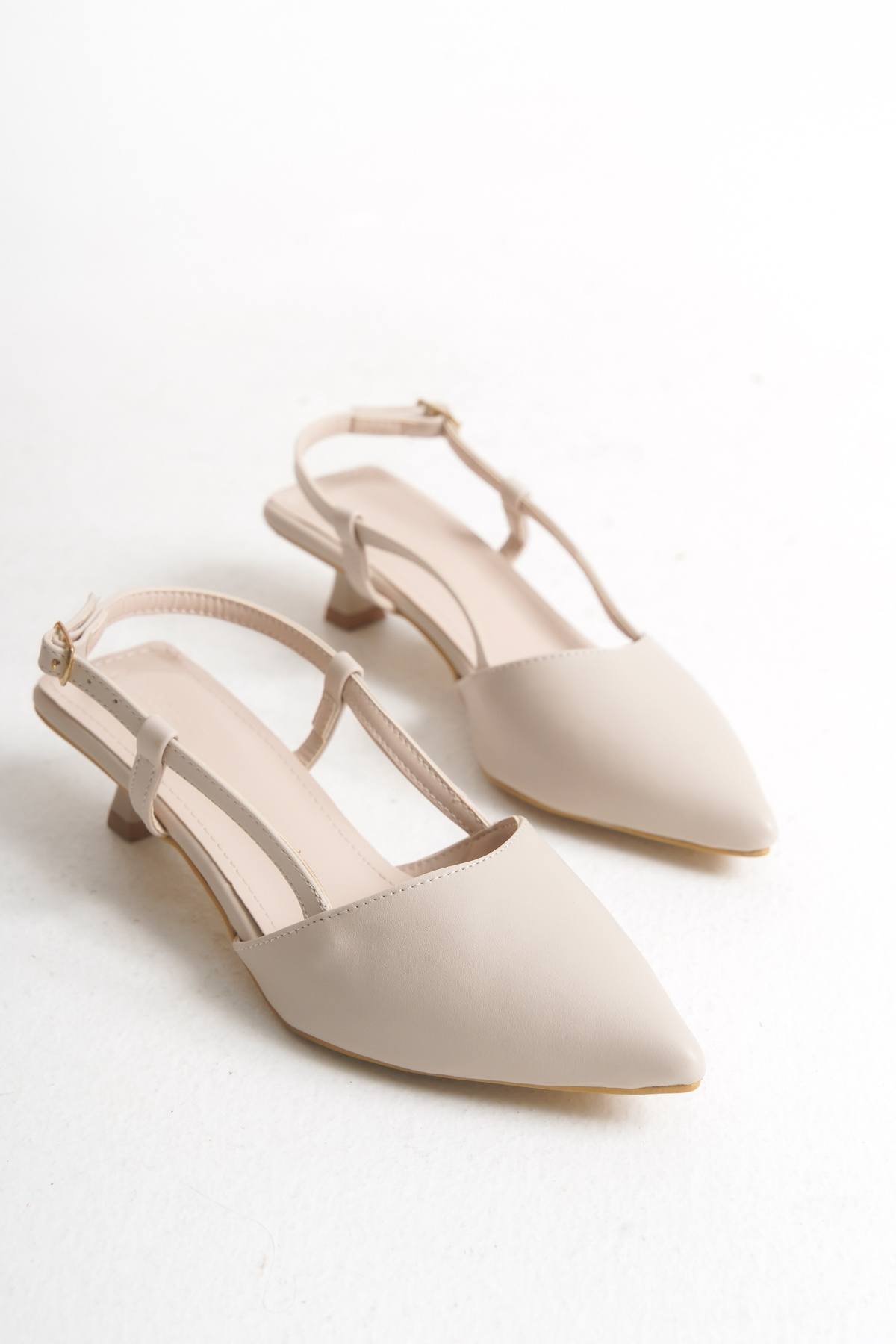 Bak Store-Pantofi cu toc de 3 cm din piele bej mată cu vârf ascuțit 5