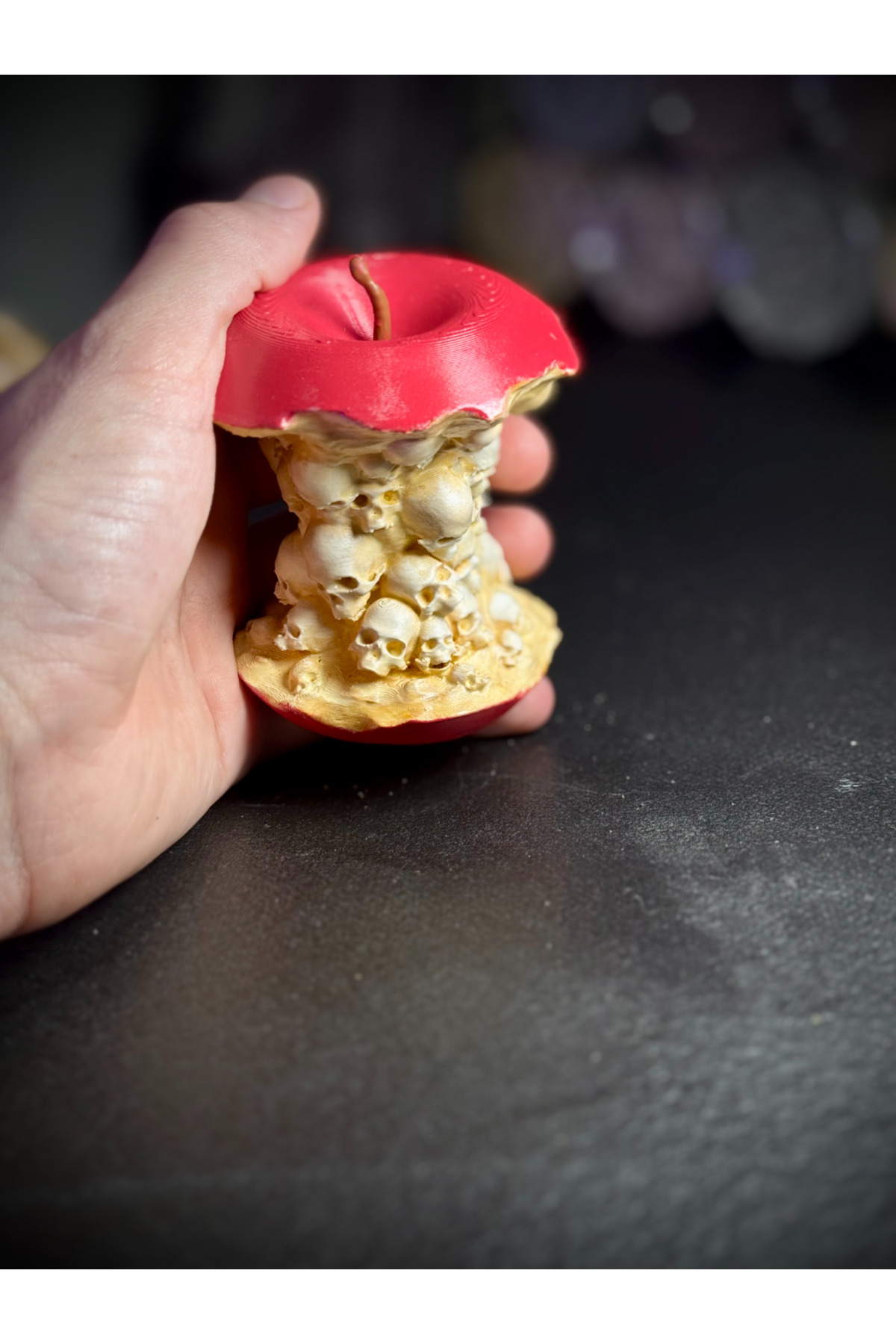 Le fruit défendu – Figurine gothique pomme et crâne