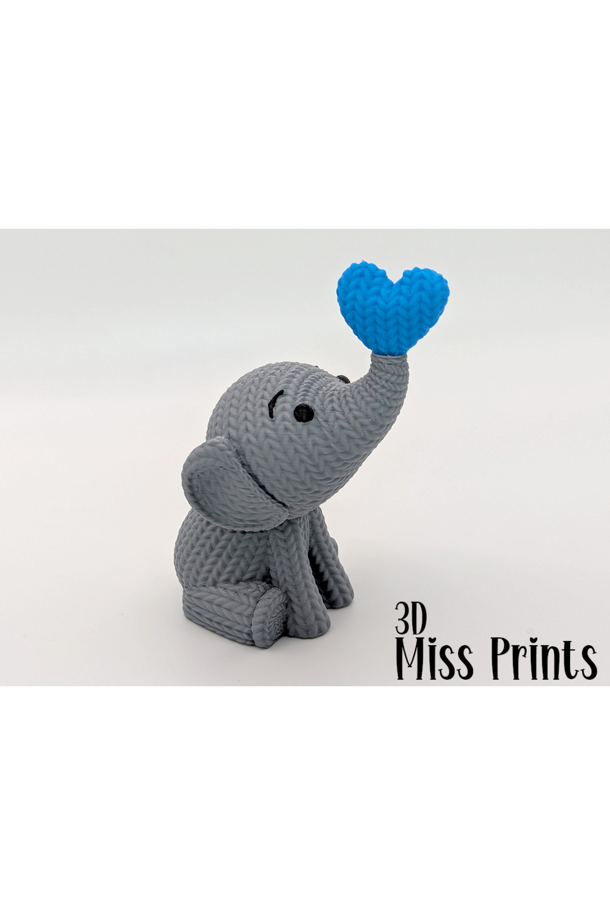 Knitted Elephant Blowing Heart – 15 cm Kalpli Fil Figürü (El Örgüsü Görünümlü)