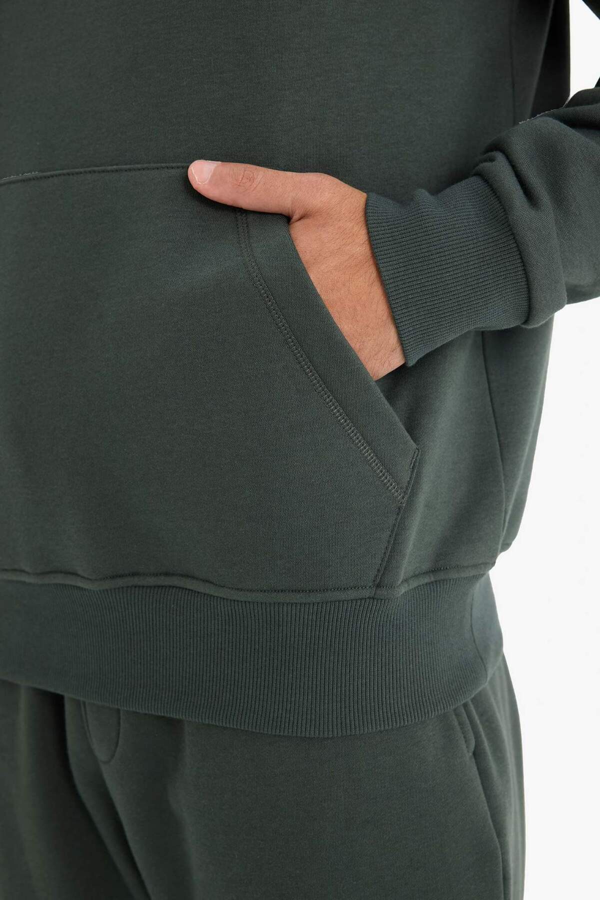 Defacto  Regular Fit Kapüşonlu İçi Yumuşak Tüylü Kanguru Cepli Basic Düz Sweatshirt X8283AZ25AU - Görsel 7