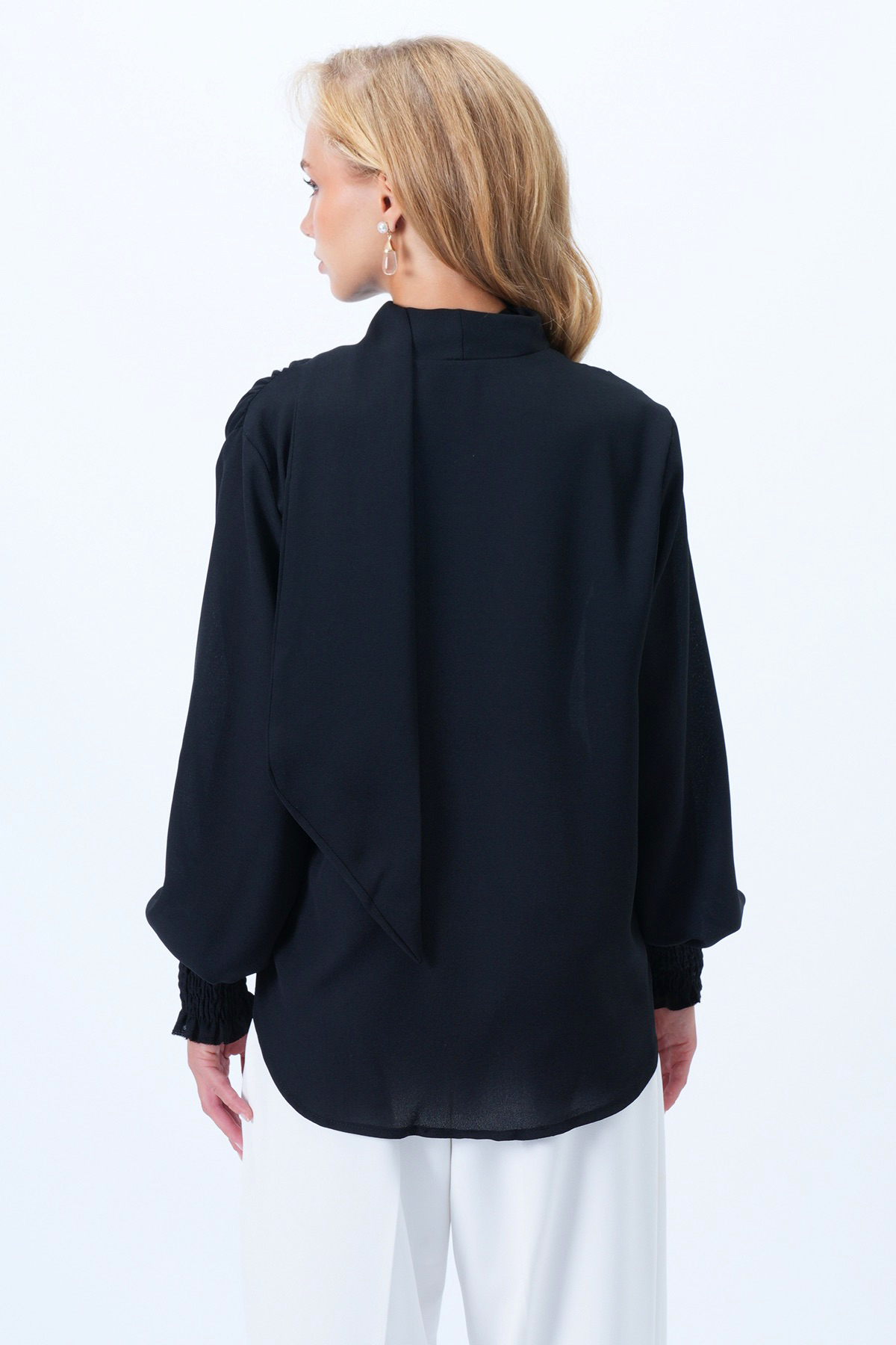 Trend Alaçatı Stili  Kadın Siyah V Yaka Boyundan Bağlama Detaylı Gipeli Moss Krep Bluz Alc-X14367 - Görsel 8