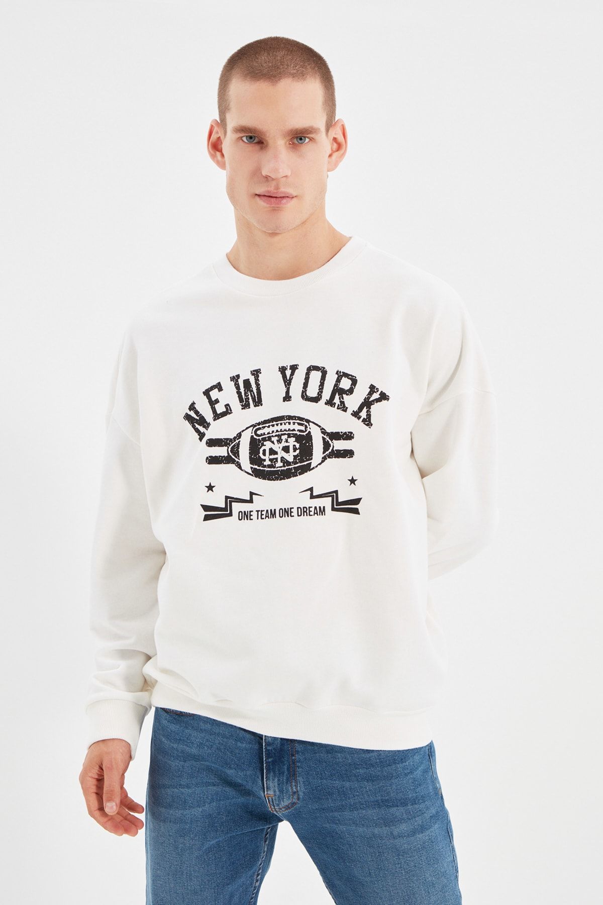 TRENDYOL MAN Ekru Erkek Oversize Fit City Baskılı Bisiklet Yaka 100% Pamuklu Sweatshirt TMNAW22SW0587