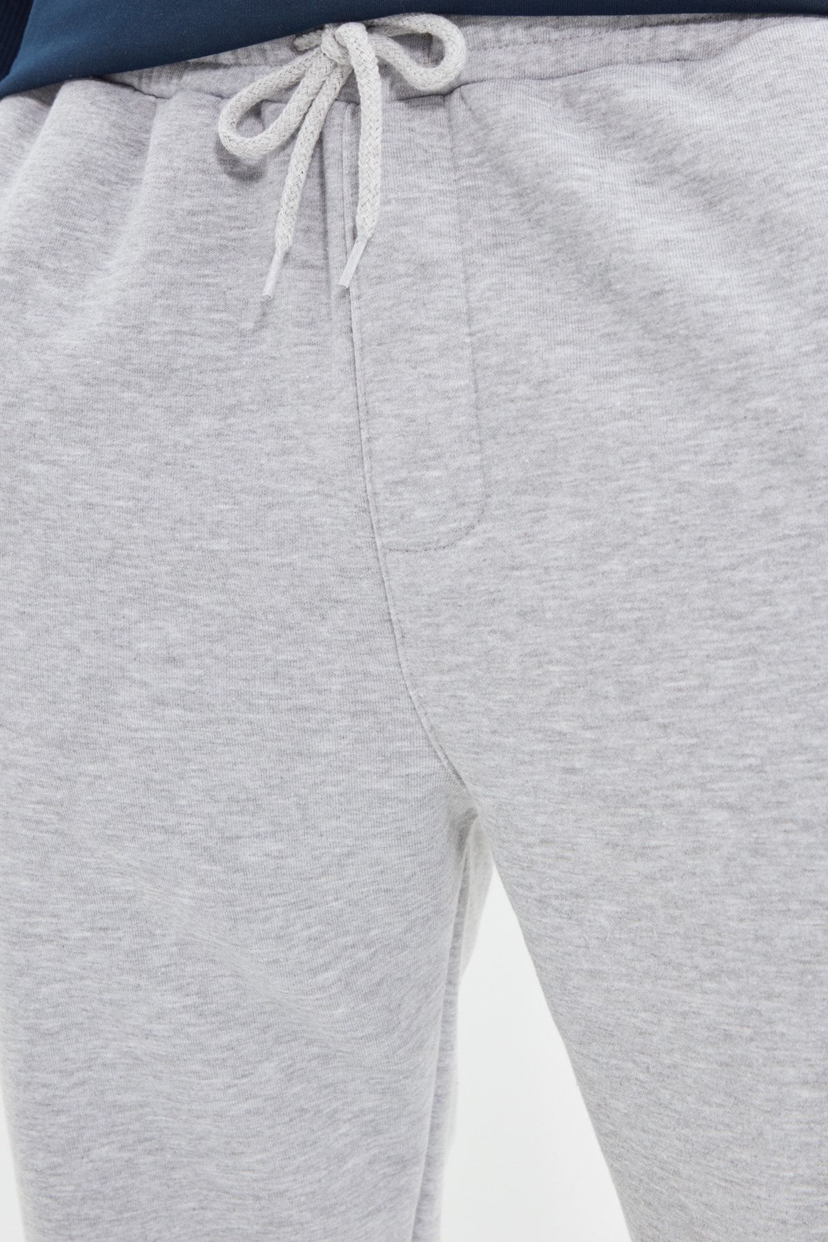 Trendyol Collection-Graue Jogginghose aus Fleece/warm mit elastischem Bein – normale Passform TMNAW22EA0346 6