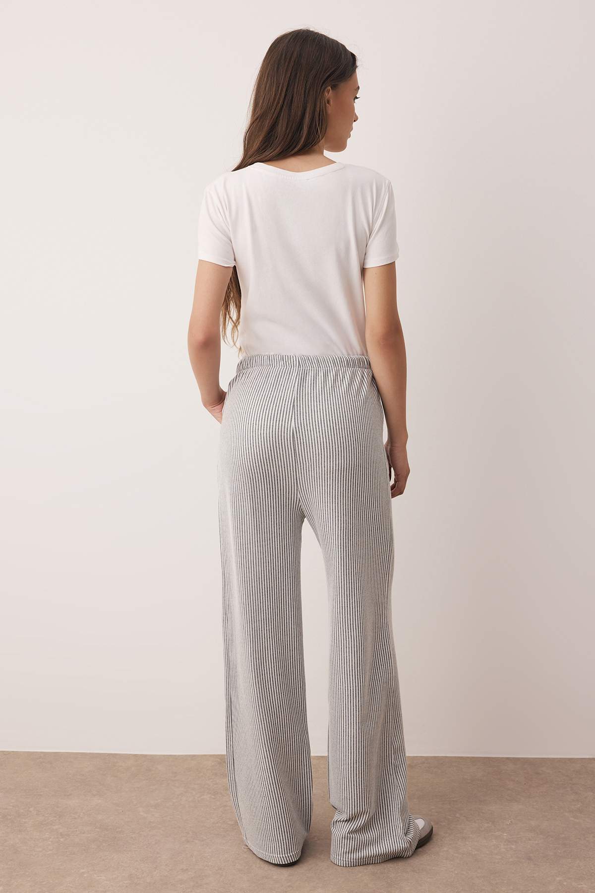 Trendyolmilla  Antrasit Çizgili Lastikli Bel Wide Leg/Geniş Kesim Örme Pantolon TWOAW26PL00061 - Görsel 4