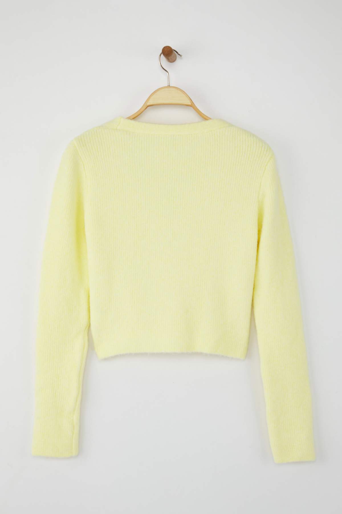 Trendyolmilla  Wardrobe Essentials Sarı Crop Düğme Detaylı Yumuşak Dokulu V Yaka Yünlü Triko Hırka TWOAW26HI00013 - Görsel 6