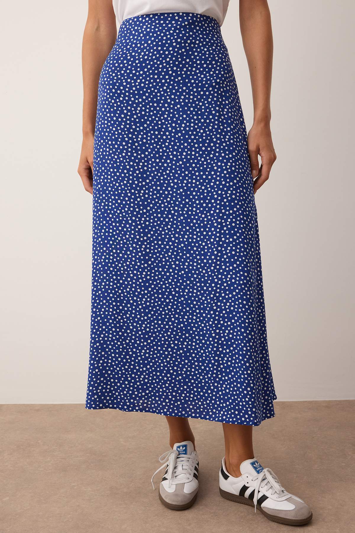 Trendyol Modest-Zvonová tkaná sukně s indigovým puntíkovaným vzorem TCTSS22EE0006 3