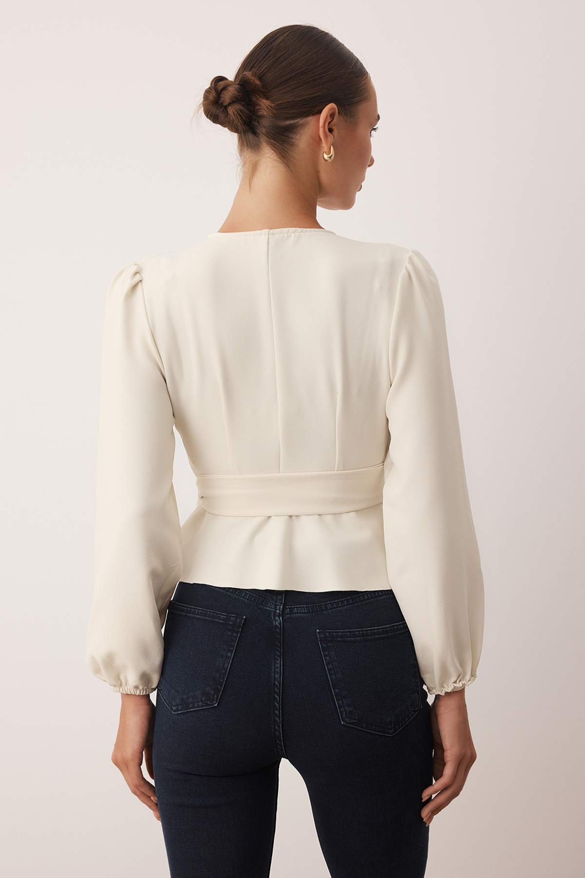 Trendyolmilla  Ekru Kruvaze Bağlama Detaylı Dokuma Dokuma Bluz TWOAW20BZ1089 - Görsel 4