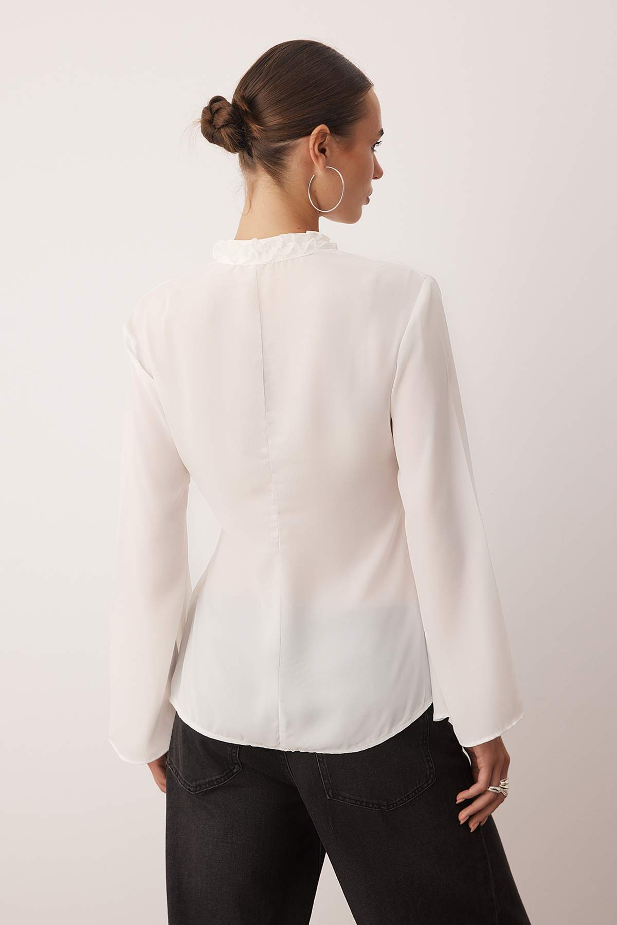 Trendyolmilla  Beyaz Hakim Yaka Fırfır Detaylı Boho Gömlek TWOAW26GO00023 - Görsel 5