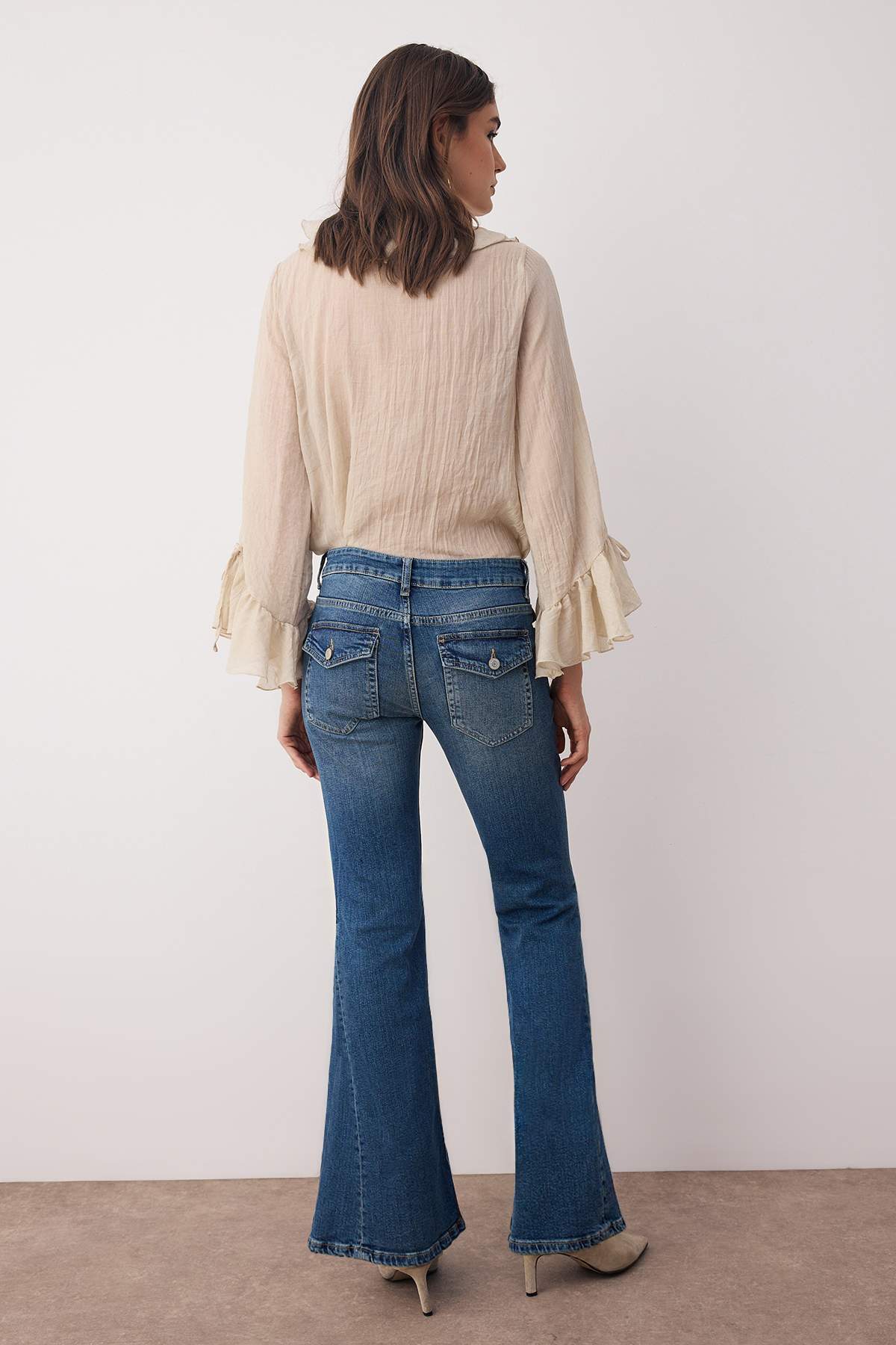 Trendyolmilla  Mavi Dikiş Detaylı Düşük Bel Comfort/Esnek Flare Jeans TWOAW26JE00043 - Görsel 4