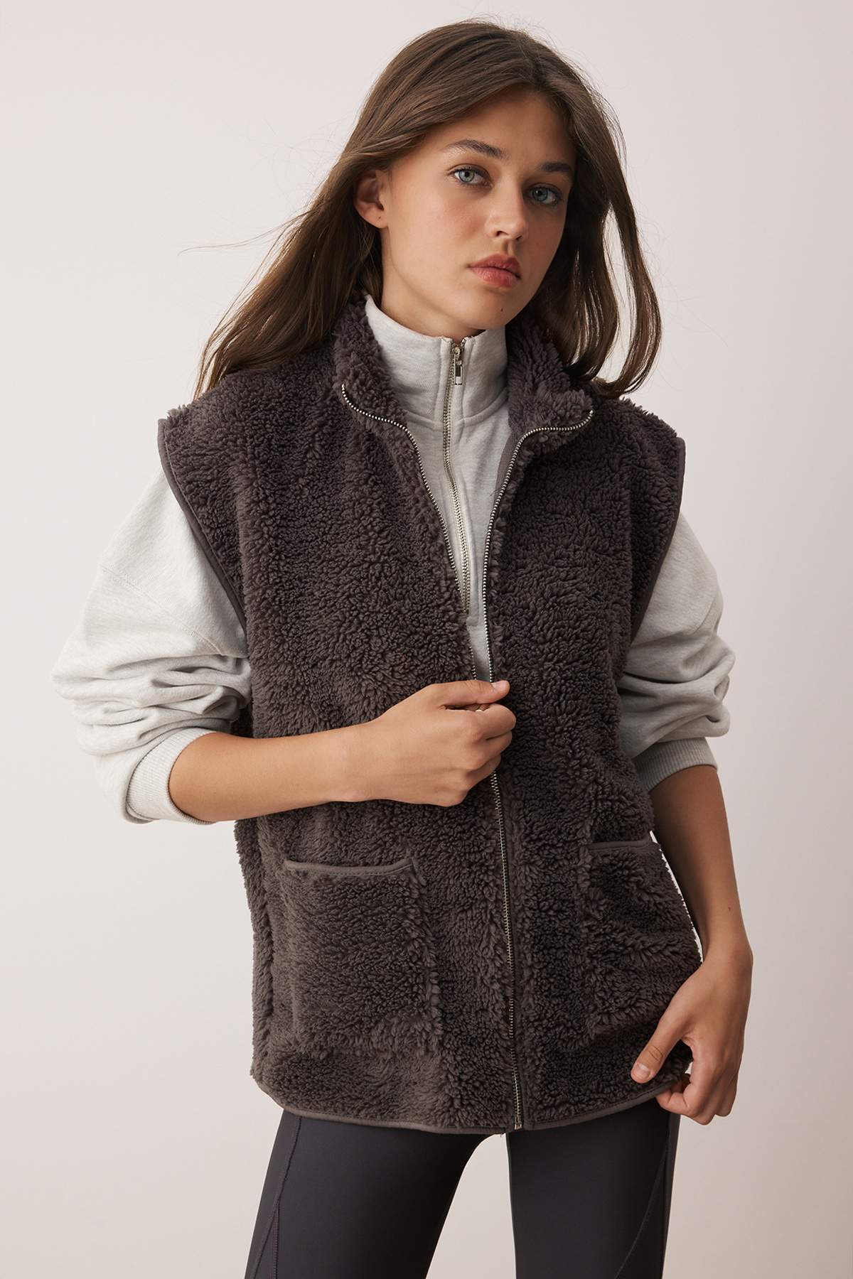 Trendyol Collection Antracytowa, oversize'owa/szeroka, wzorzysta, bezrękawnik z kieszeniami, zapinany na zamek błyskawiczny, z pluszu, z dzianiny TWOAW26YE00021