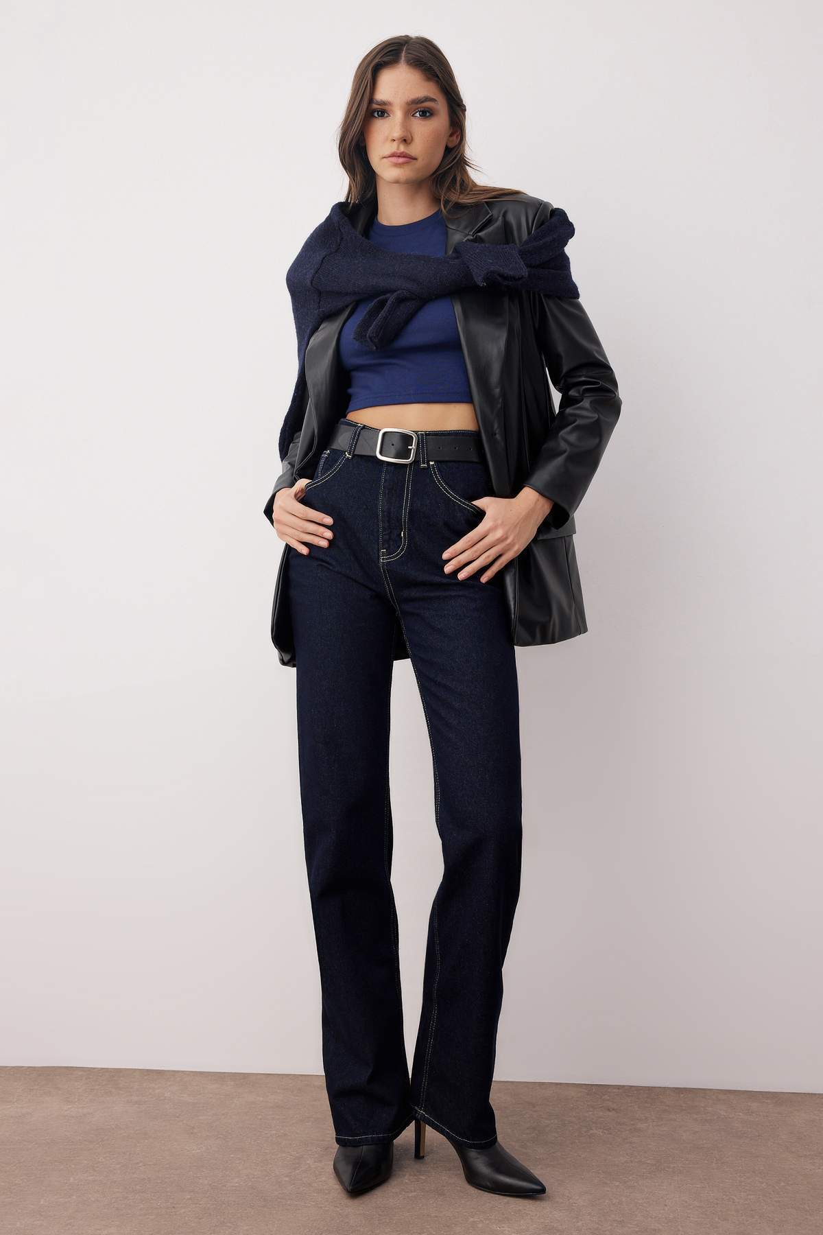 Trendyol Collection Dunkelblaue Jeans mit hoher Taille und geradem Schnitt aus 100 % Baumwolle ohne Stretch-Effekt TWOAW26JE00025