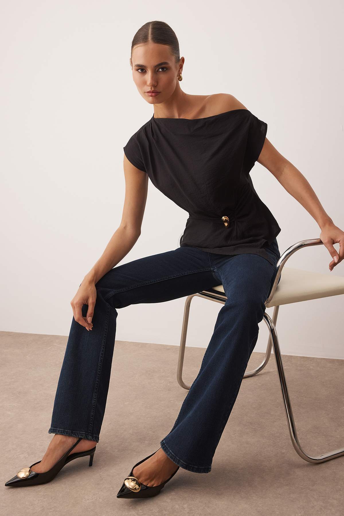 Trendyolmilla  Siyah Kayık Yaka Fitted Toka Detaylı Dokuma Bluz TWOAW26BZ00058