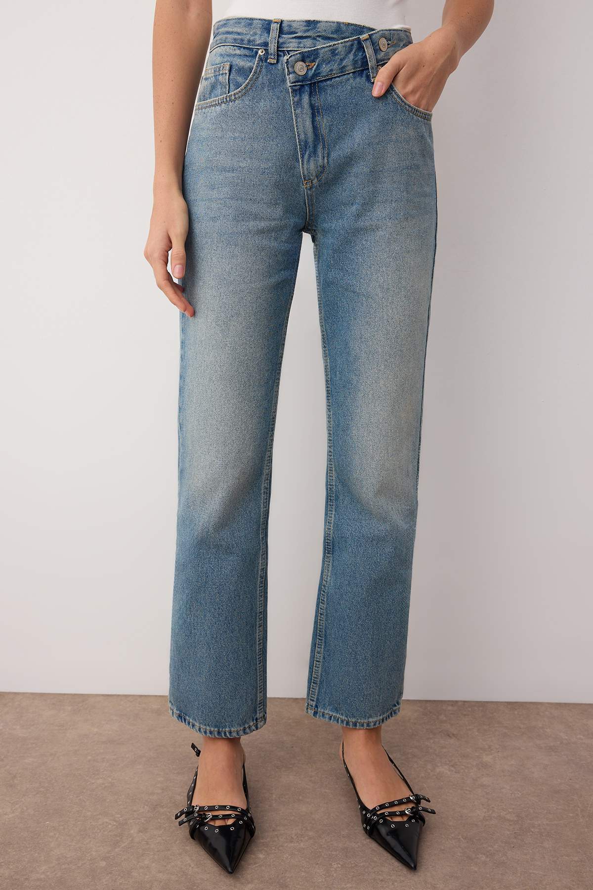 Trendyol Collection Blaue Jeans mit hoher Taille, asymmetrischem Bund und detailliertem Bund, gerader/gerader Schnitt/Röhrenbein TWOAW26JE00132