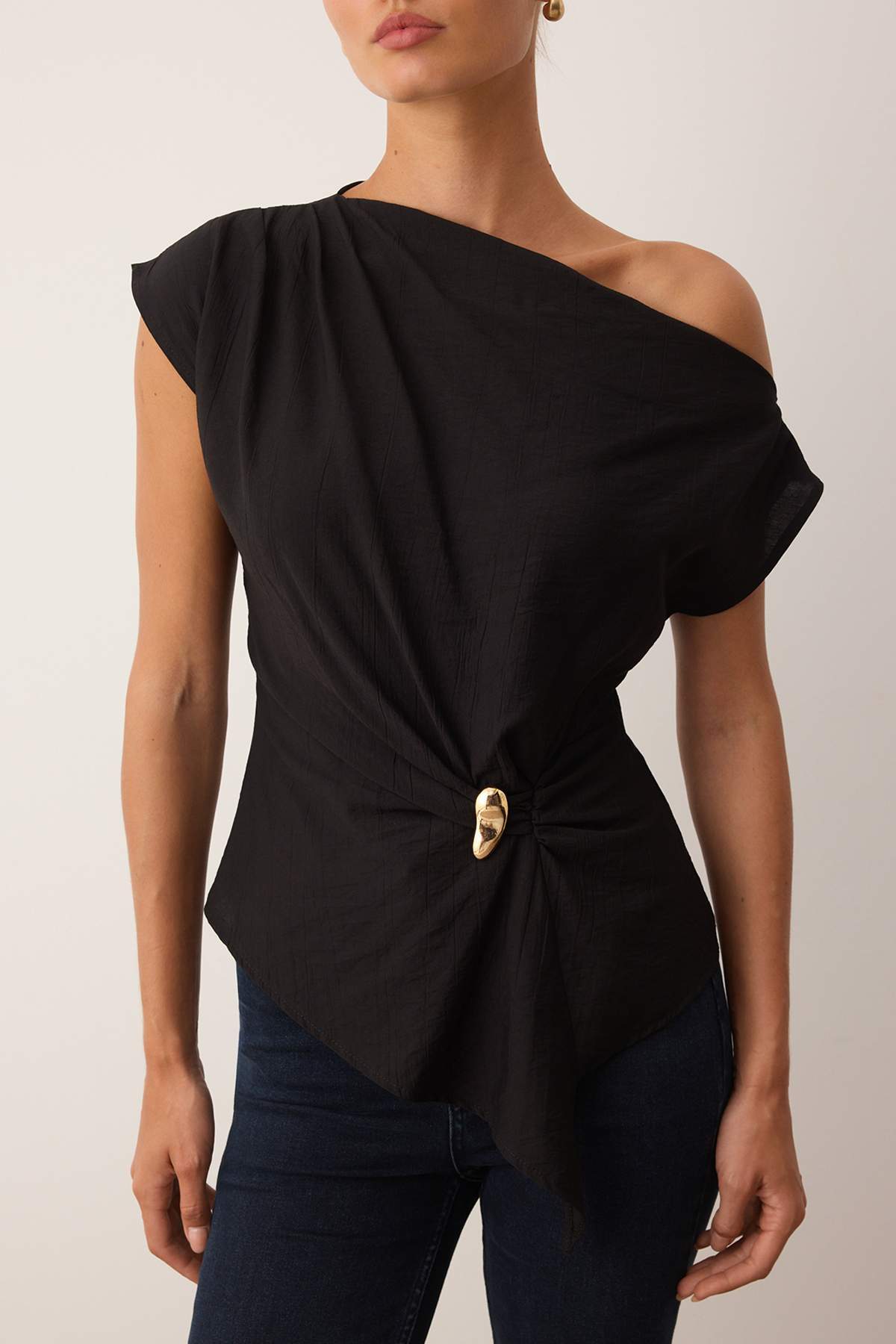 Trendyolmilla  Siyah Kayık Yaka Fitted Toka Detaylı Dokuma Bluz TWOAW26BZ00058 - Görsel 3