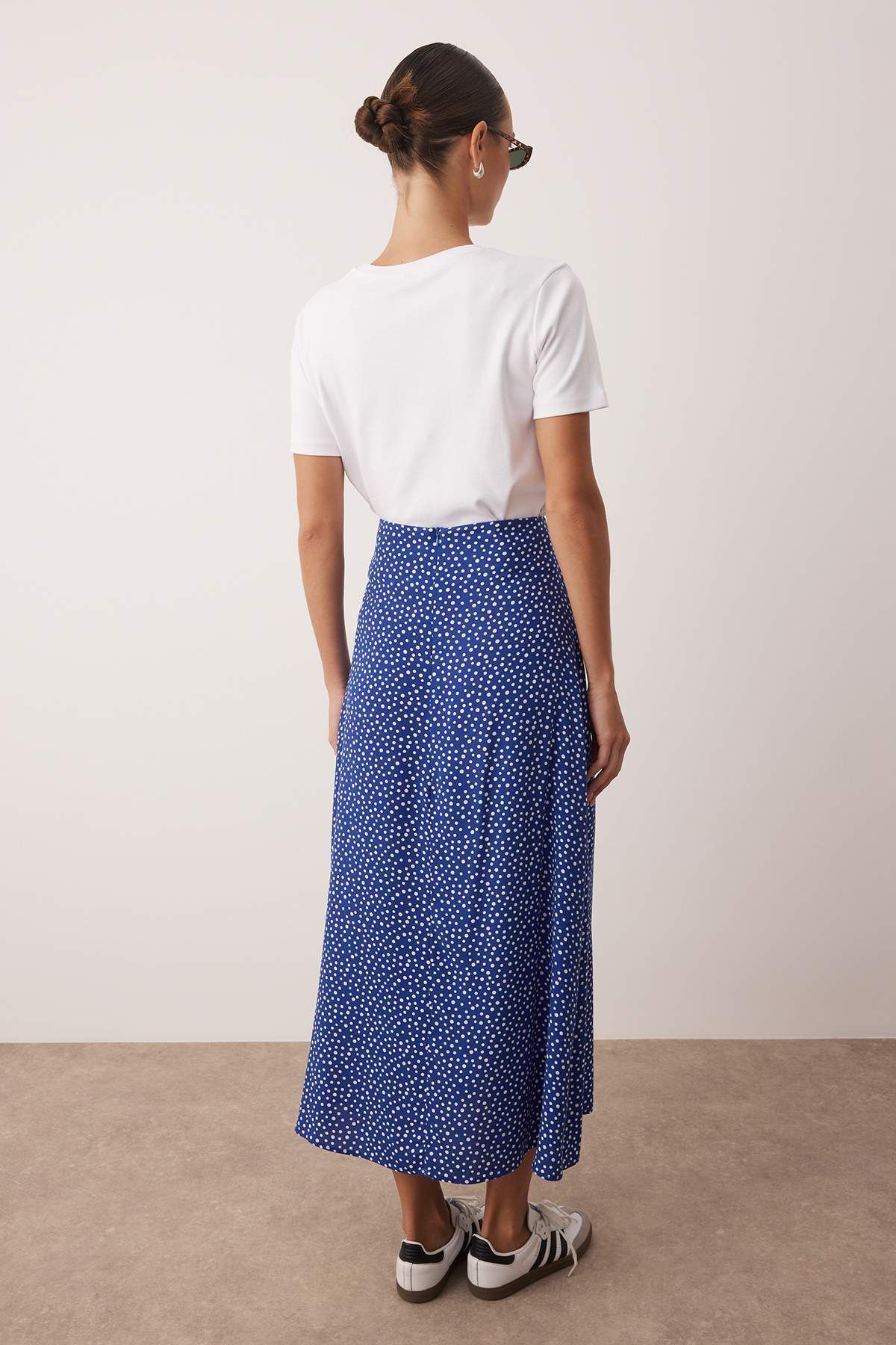Trendyol Modest-Zvonová tkaná sukně s indigovým puntíkovaným vzorem TCTSS22EE0006 4