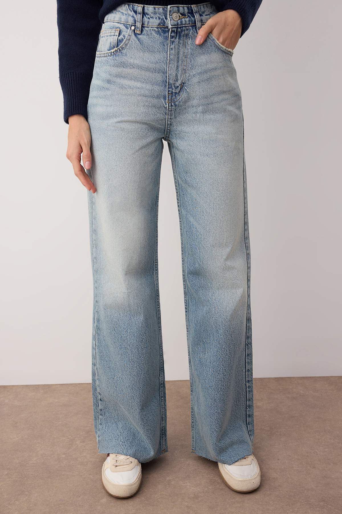 Trendyolmilla  Mavi Paça Kesikli Ekstra Yüksek Bel Geniş Paça Wide Leg Geniş Paça Jeans TWOAW26JE00080 - Görsel 3
