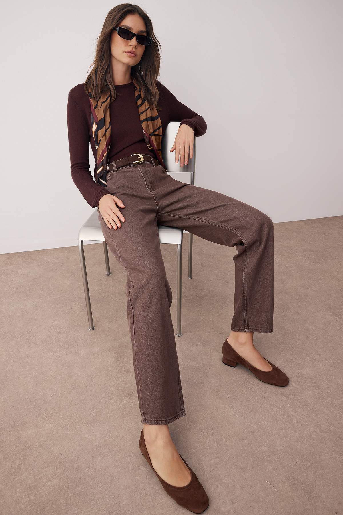 Trendyol Collection Brązowe jeansy vintage z wysokim stanem i prostymi nogawkami TWOAW26JE00127