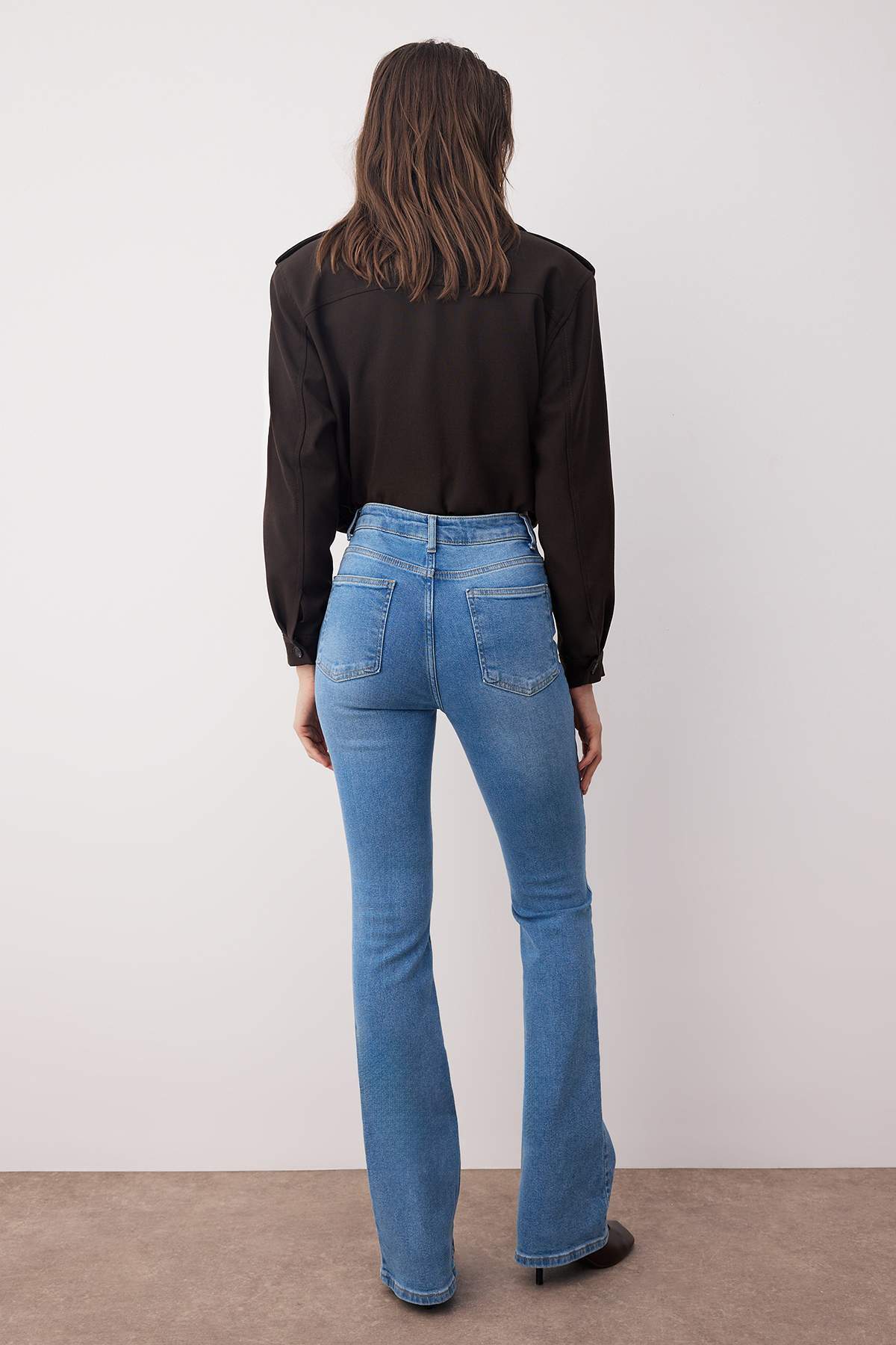 Trendyol Collection Bardziej ekologiczne dżinsy Mavi z wysokim stanem Comfort/Elastyczne dżinsy z rozszerzanymi nogawkami TWOSS23JE00063