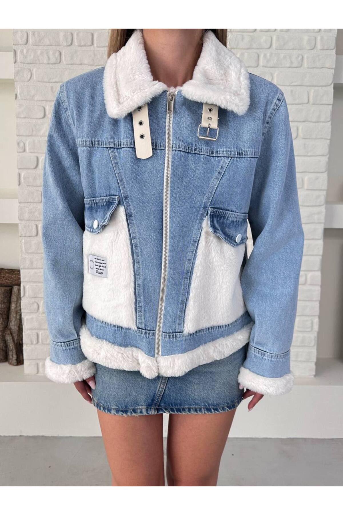 Manteau en jean avec ceinture et détails en fourrure pour femme - Görsel 3