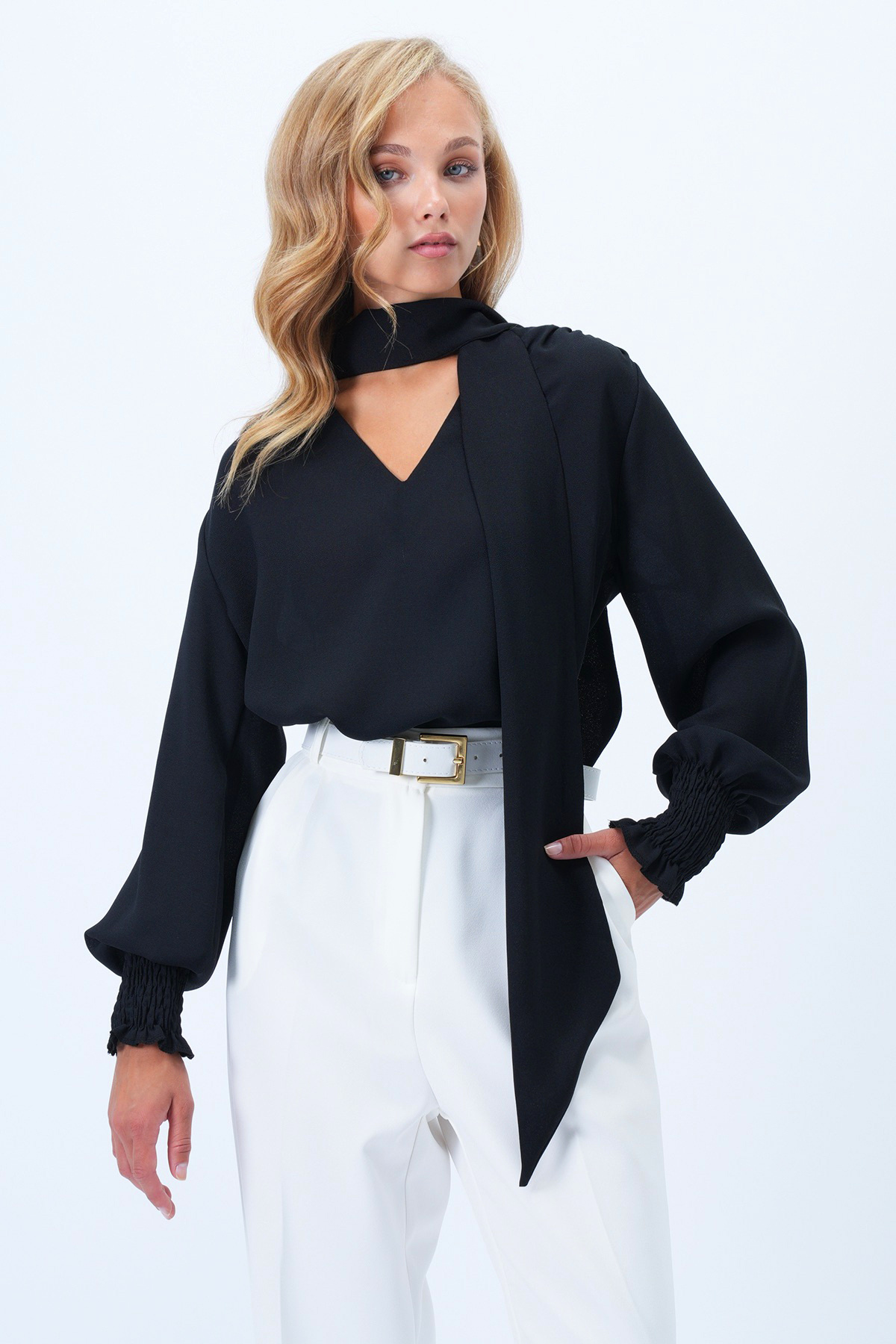 Trend Alaçatı Stili  Kadın Siyah V Yaka Boyundan Bağlama Detaylı Gipeli Moss Krep Bluz Alc-X14367 - Görsel 2