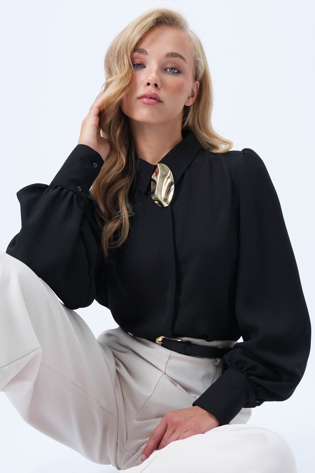Trend Alaçatı Stili Schwarzes Damen-Moss-Crepe-Hemd mit Prinzessinnenärmeln und versteckter Knopfleiste und Broschen-Accessoires Alc-X14338