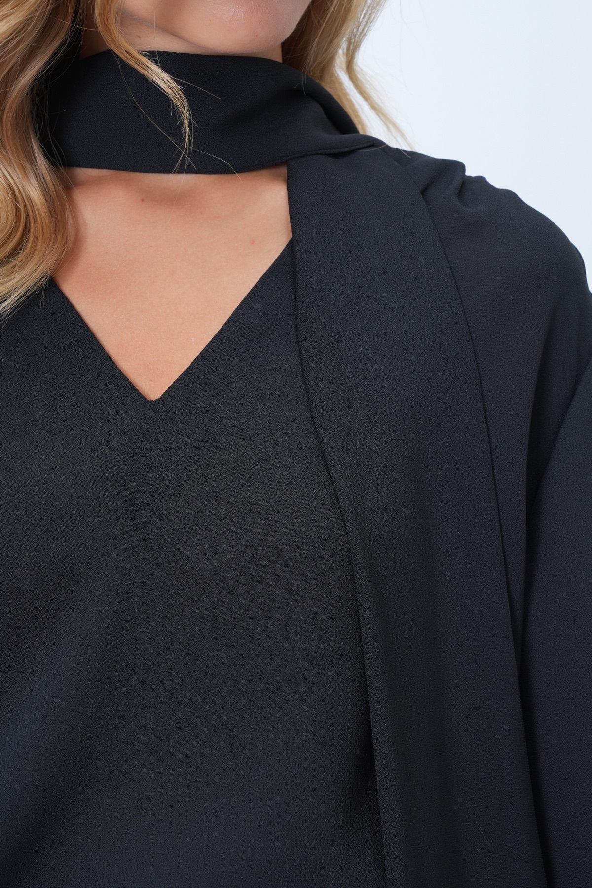 Trend Alaçatı Stili  Kadın Siyah V Yaka Boyundan Bağlama Detaylı Gipeli Moss Krep Bluz Alc-X14367 - Görsel 6