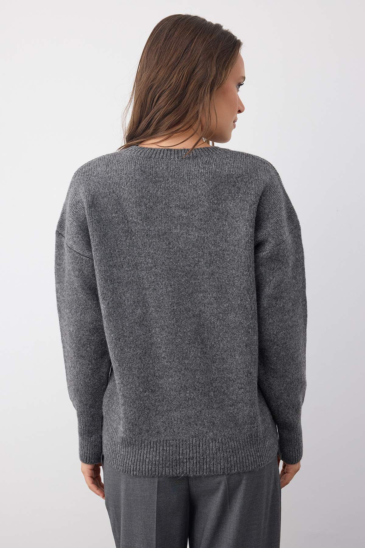 Trendyolmilla  Wardrobe Essentials Antrasit Yünlü Premium İplik Basic Geniş Kalıp Triko Kazak | TWOAW26KZ00065 - Görsel 4