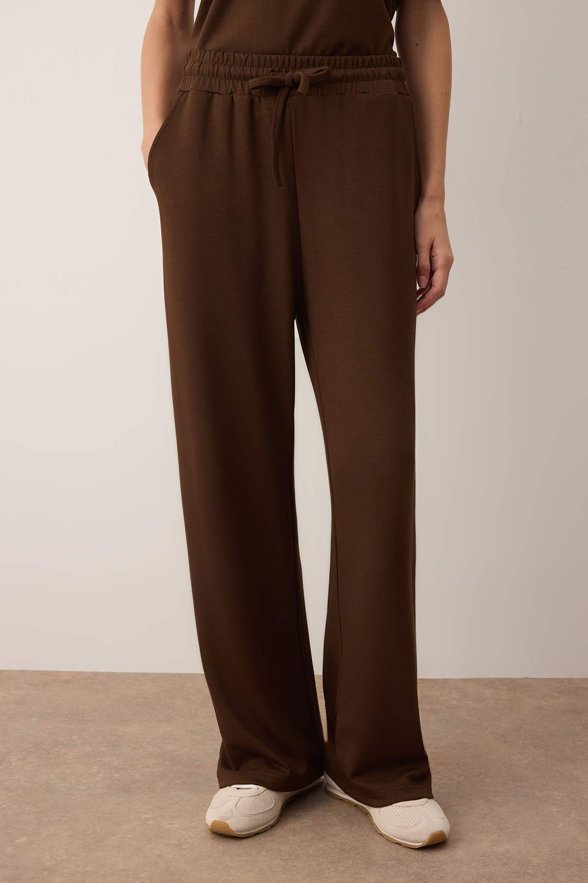 Trendyolmilla  Kahverengi Kısa Kol Bisiklet Yaka Relaxed/Rahat Kalıp Esnek Örme Alt - Üst Takım TWOAW26AU00084 - Görsel 3