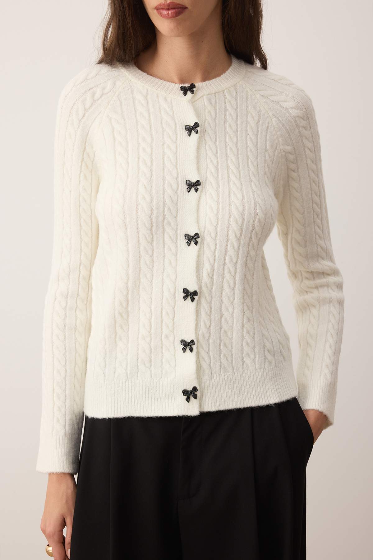 Trendyol Collection Светр на ґудзиках з м'якою текстурованою стрічкою на ґудзиках екрю TWOAW26HI00167