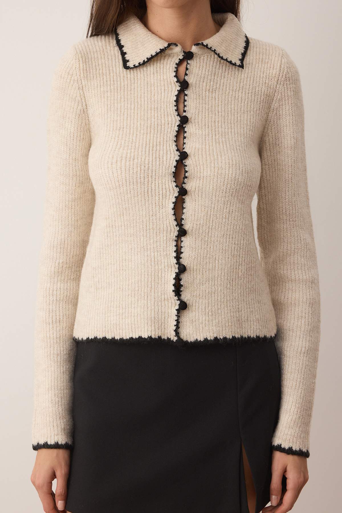 Trendyolmilla  Taş Polo Yaka Düğme Kaplamalı Nakışlı Triko Hırka TWOAW26HI00168 - Görsel 3