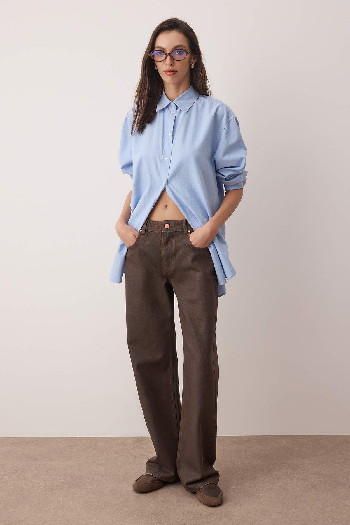 Trendyolmilla  Kahverengi Normal Bel Denim Üzeri Kaplama Detaylı Deri Görünümlü Wide Leg Jeans TWOAW26JE00117 - Görsel 2