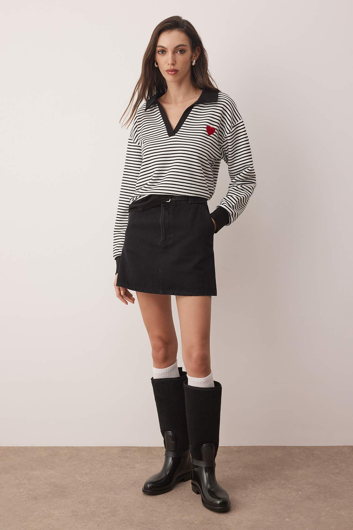 Trendyolmilla  Siyah Çizgili Kalp Nakışlı Regular/Normal Kalıp Örme Sweatshirt TWOAW26SW00003 - Görsel 6