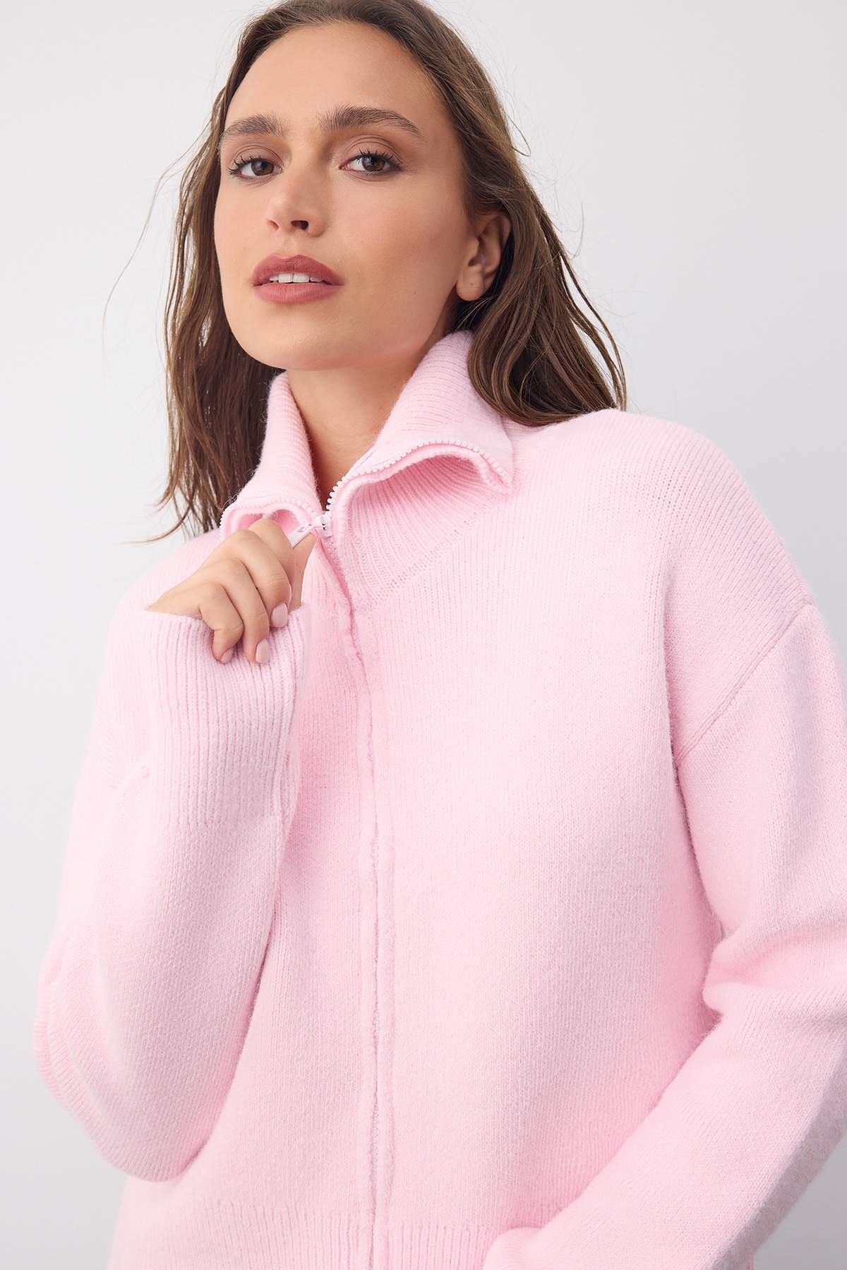 Trendyol Collection Wardrobe Essentials Rosa weiche, strukturierte Strickjacke mit weitem Schnitt und Reißverschluss |   TWOAW26HI000922
