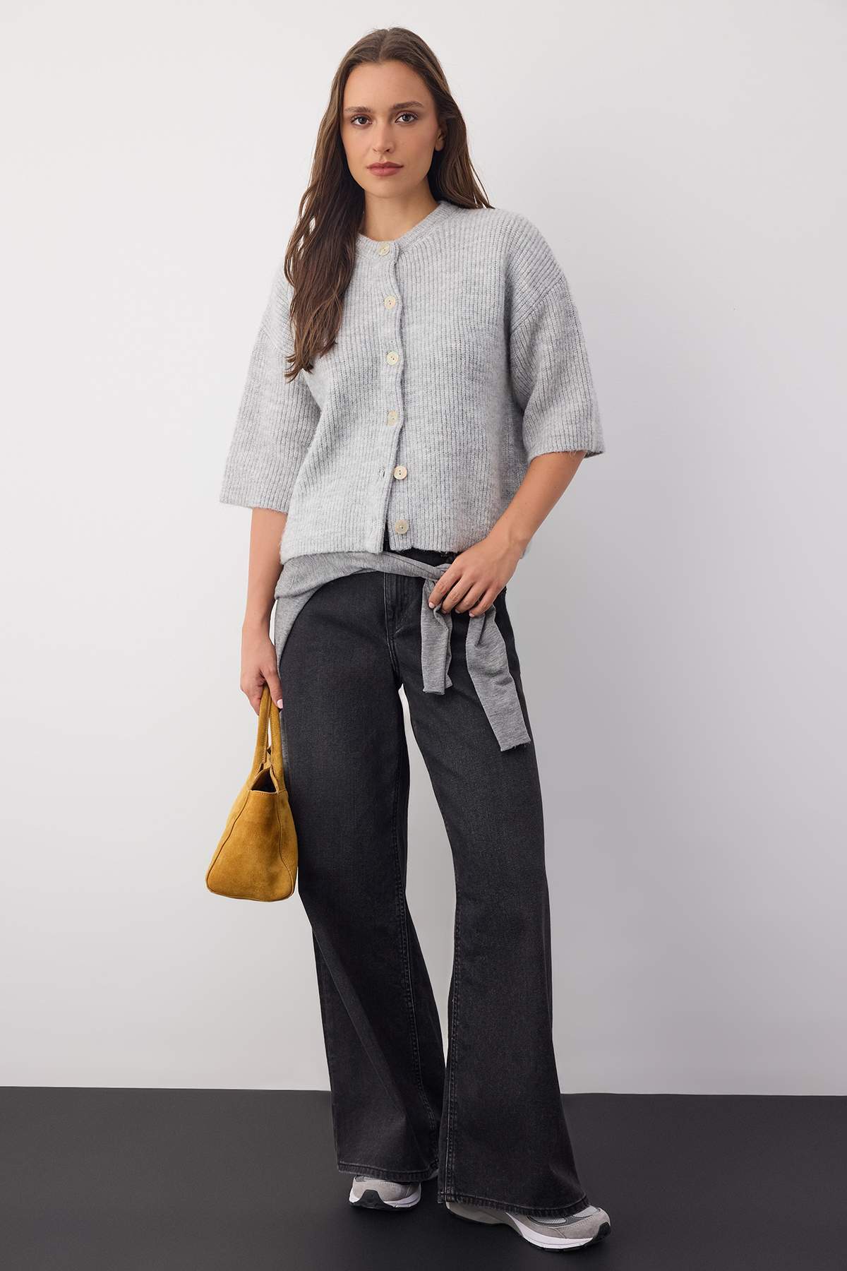 Trendyolmilla  Wardrobe Essentials Gri Yumuşak Dokulu Geniş Kalıp Kısa Kol Basic Triko Hırka | TWOAW26HI00251 - Görsel 2