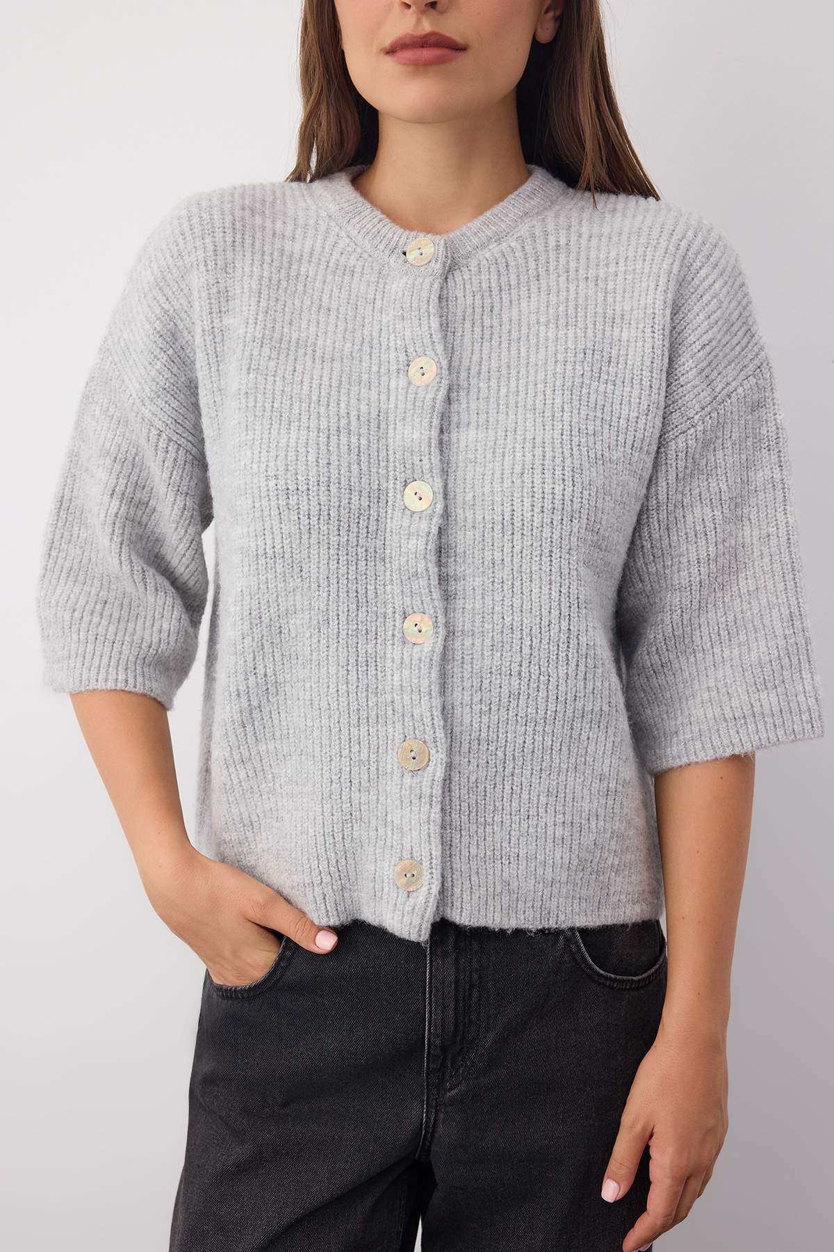 Trendyolmilla  Wardrobe Essentials Gri Yumuşak Dokulu Geniş Kalıp Kısa Kol Basic Triko Hırka | TWOAW26HI00251 - Görsel 3