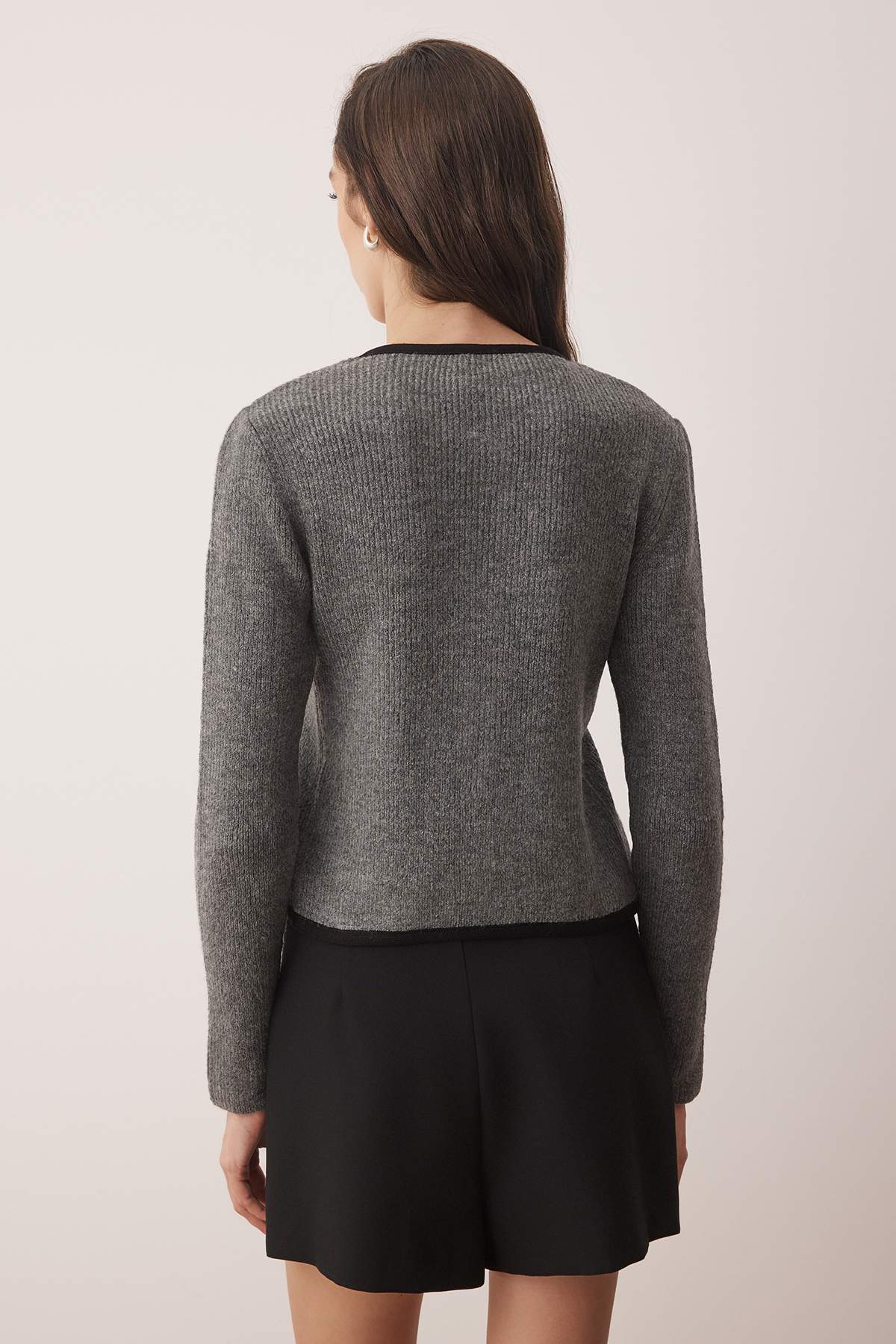 Trendyolmilla  Antrasit Fitted/Vücuda Oturan Kurdele Detaylı Crop Triko Hırka TWOAW26HI00173 - Görsel 4