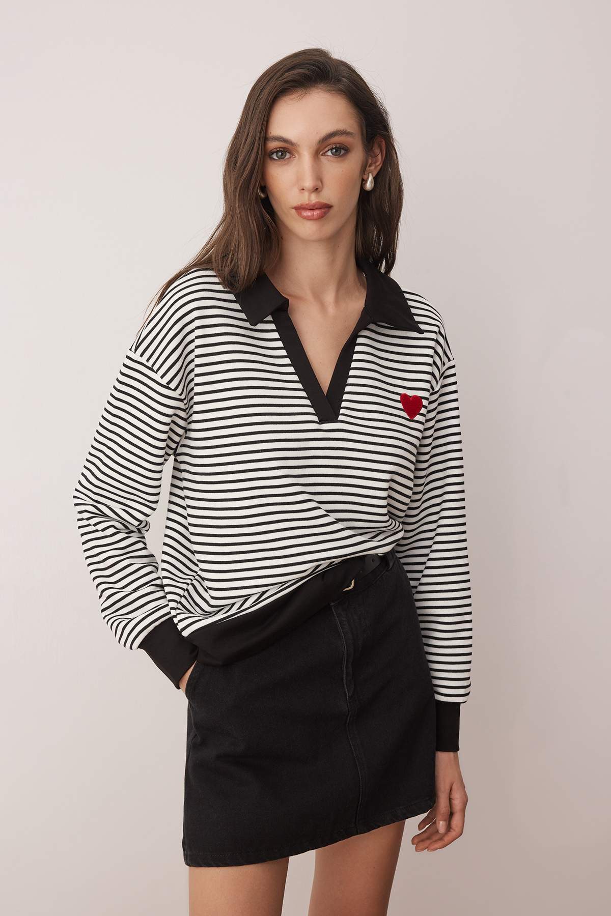 Trendyolmilla  Siyah Çizgili Kalp Nakışlı Regular/Normal Kalıp Örme Sweatshirt TWOAW26SW00003 - Görsel 5